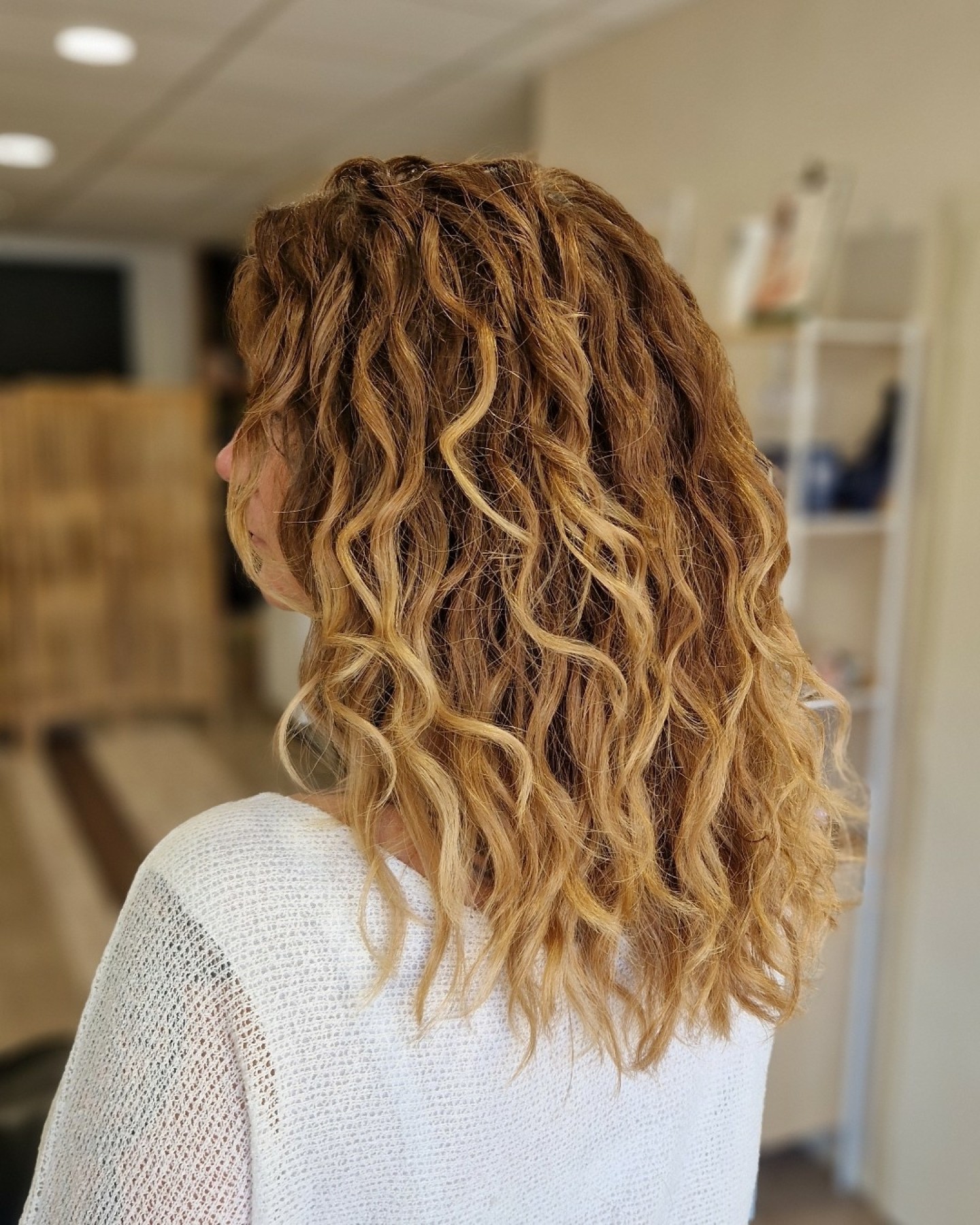 Un joli avant/après ✨
On a redonné une forme harmonieuse à ces ondulations blondes, pour plus de mouvement et une silhouette tout en douceur.
Une coupe légère et lumineuse !