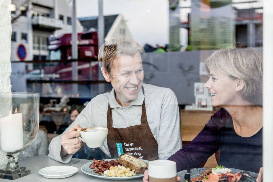 Frokosten serveres fra kl. 08:00, med fersk bakst og kaffe fra Austrått Kaffebrenneri.
Hos oss finner du en variert frokostmeny som med noe du garantert vil like.
Velkommen innom før dagen er i gang.