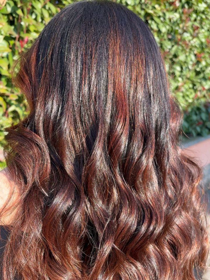 UN COLORE COSÌ NON PASSA INOSSERVATO✨
Luminoso, naturale e pieno di riflessi caldi… perché ogni dettaglio fa la differenza.
In questo lavoro abbiamo realizzato schiariture a mano libera, pensate per valorizzare i movimenti dei capelli, e successivamente tonalizzato con il nostro Color Non Color, per uniformare e illuminare senza appesantire la fibra.
Il tocco finale? Una piega a onde morbide, che esalta profondità e luce sulle lunghezze.
Un risultato elegante, armonioso e sano… proprio come piace a noi 💇♀️💛
#SchiaritureNaturali #ColorNonColor #CapelliLuminosi #TricoVitaParrucchieri #RiflessiCaldi #CapelliSani #PiegaAMorbideOnde #TricovitaLab #HairColorExpert #CosmeticaNaturale #CuraDelCapello #EffettoLuce #CapelliBrillanti