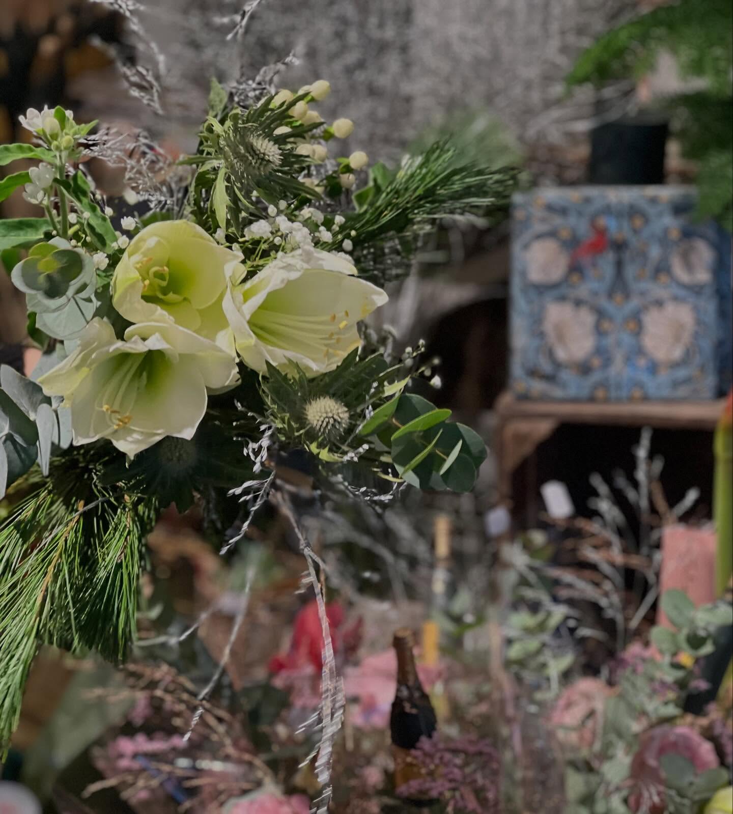 Vi har laddat upp för nyår med massa fina blommor ✨🌸 Välkommen till oss imorgon 10-15 💫🎉