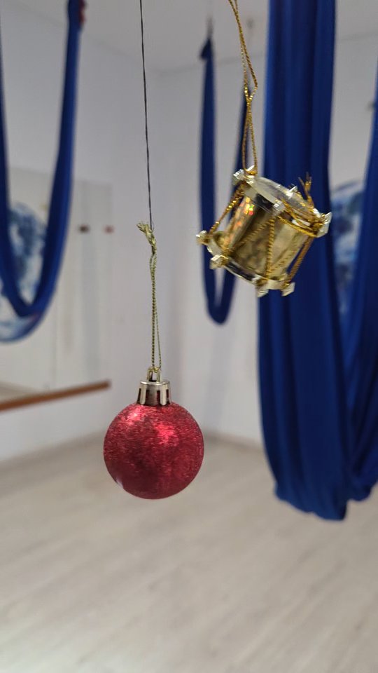 ✨ Feliz Año Nuevo ✨ Desde el corazón de Let’s Fly, queremos agradecerte por este año compartido: por cada respiración consciente, cada movimiento y cada momento en el aire.
Que el nuevo año te traiga un cuerpo más libre, una espalda más ligera y una conexión más profunda contigo misma.
Seguimos volando juntos, con calma, fuerza y presencia, creando espacio para lo nuevo sin perder el momento presente.
✨ Estamos de vuelta y abiertas a partir del 2 de enero. Te esperamos para empezar el año en movimiento y consciencia 🧘♀️🪽
Gracias por confiar,
por sentir,
por estar.
Feliz Año Nuevo ✨️
con amor,
el equipo de Let’s Fly