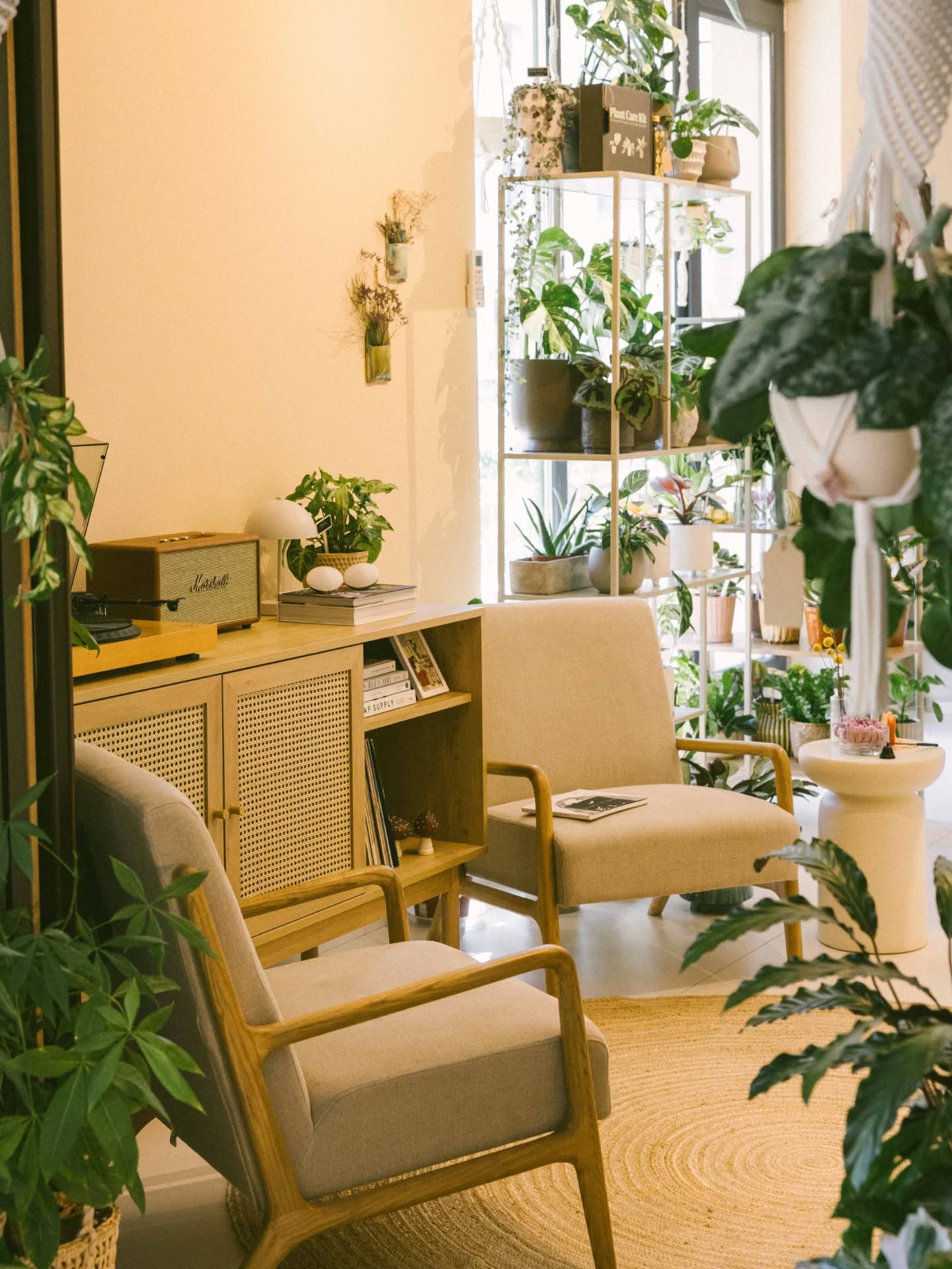 Sunt recunoscătoare pentru multe lucruri ce s-au întâmplat anul acesta, iar să primesc invitația de la @ralucaharabagiu şi @buruletz să documentăm împreună spațiul nostru în rubrica #musaidevizitat, este clar unul din lucrurile din vârful listei. Este rubrica pe care o citeam de dinainte să fim aici şi în urma căreia am descoperit locuri deosebite din țară, la care am ajuns tocmai datorită acestui proiect. Mulțumesc, sunt profund recunoscătoare! 🙏🏻💌
Sper să ne citiți şi să ne vizitați în noul an! 🫶🏻
📷 @deseneculumina