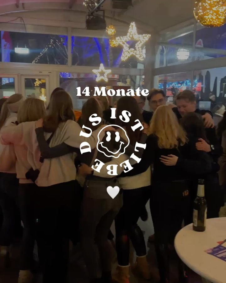 hach 2025, du warst eine messy & zugleich so wild-schöne achterbahnfahrt 🎢🙂↕️
danke an alle, die unser jahr so zauberhaft gemacht haben — von unseren hosts, über unsere kooppartner:innen, locations, fotograf:innen bis hin zu natürlich EUCH, unsere liebsten gäst:innen. die menschen, die auf unseren events einfach so viele good vibes & liebe versprühen, egal wie chaotisch es manchmal läuft.
danke, dass es euch gibt und DANKE, dass es durch euch uns geben kann. 🤍
#dusistliebe #monthlyrecap #düsseldorf #neueleutekennenlernen #smallbusiness