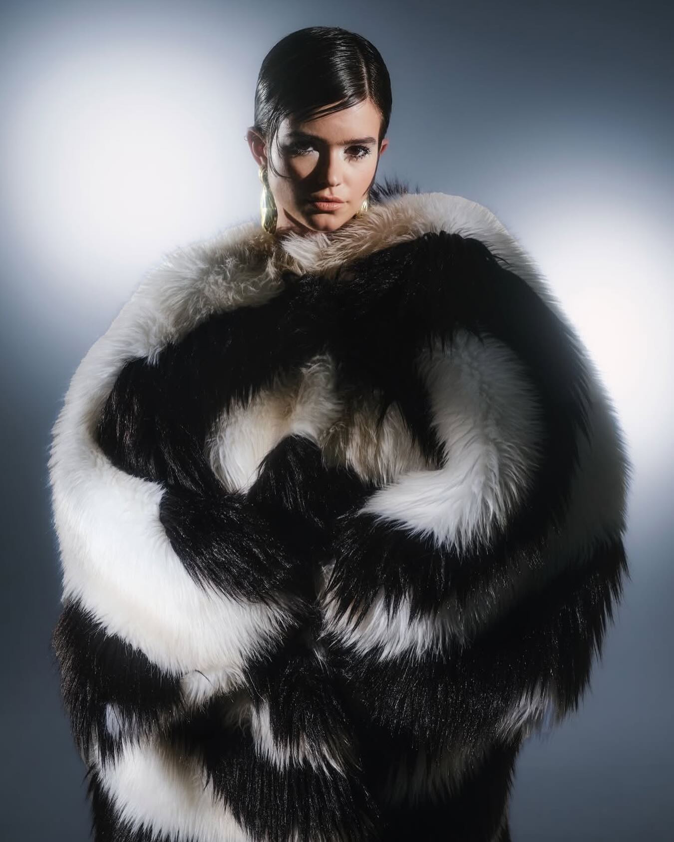 Photographer : @danilogiangreco_hair
Hair: @danilogiangreco_hair and @emyroccabella_hair
Styling: @borna_prikaski
Coat : @florentinaleitner_
Makeup: @post_katt
Light assistant: @_nsgraphy
Model: @beatrizandmelo at @bodylondon_
Studio: @flash.studios.london
#sessionhairstylist #sessionhair #editorialhair
#editorialhairstylist #fashionphotography