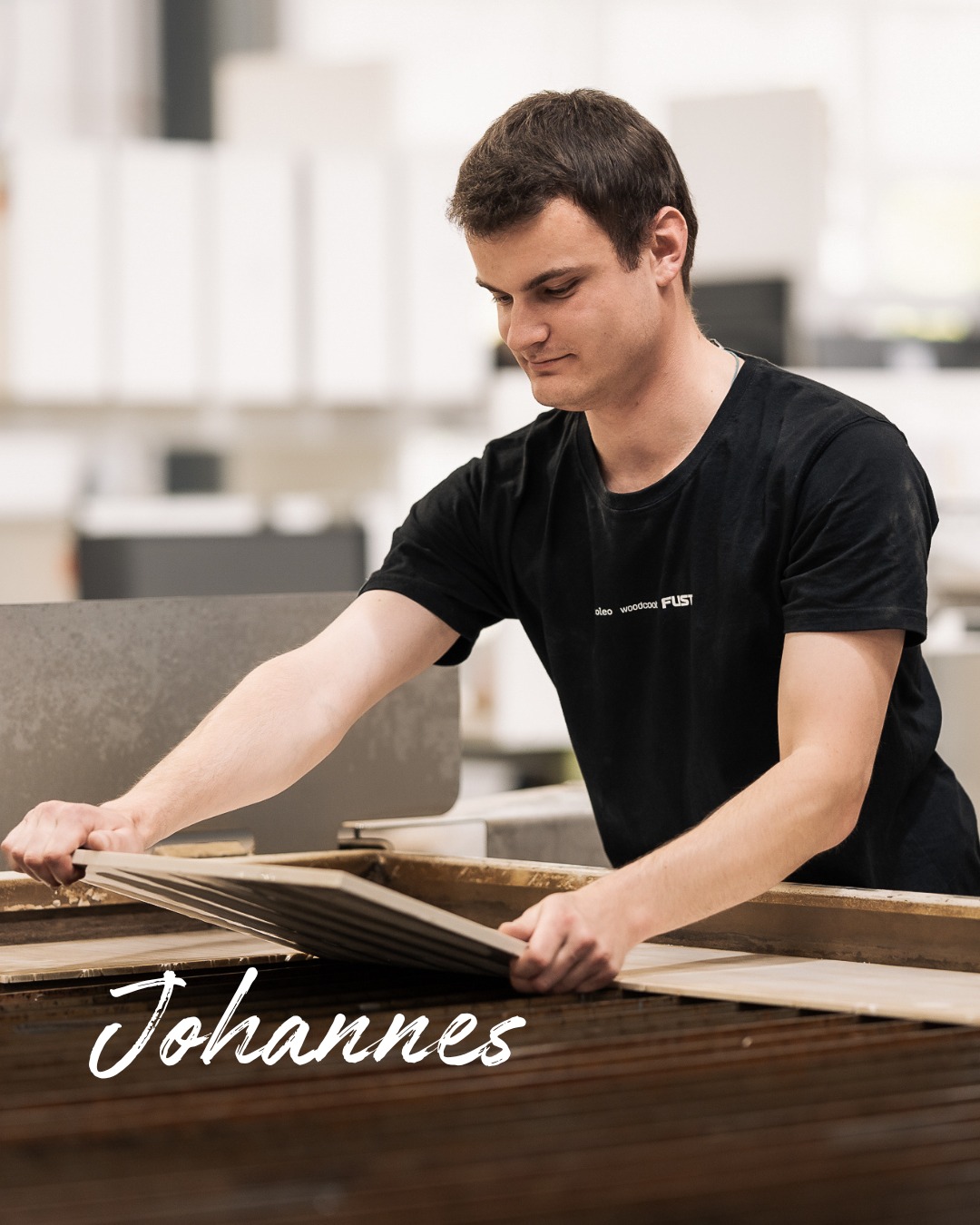 Seit rund 1,5 Jahren dürfen wir Johannes in unserem Team bei der Schreinerei Fust haben – und wir sind wirklich froh darüber!
Mit seinem Know-how in CNC-, Laser- und Wasserstrahlarbeiten an Keramikplatten sowie in der Endfertigung sorgt er täglich dafür, dass unsere Projekte auf höchstem Niveau umgesetzt werden.
In seiner Freizeit ist Johannes am liebsten draußen unterwegs – beim Wandern, Bouldern oder auf Reisen entdeckt er gerne neue Orte und Herausforderungen. 🌍⛰️
Seine Lieblingshölzer sind Nussbaum und Eiche – edel, robust und vielseitig, genau wie er selbst.
Was wir besonders an Johannes schätzen: seine Hilfsbereitschaft, seinen Teamgeist, sein Verantwortungsbewusstsein und seine strukturierte Arbeitsweise.
Kurz gesagt: ein echter Gewinn für unser Team!
Danke, Johannes, für deinen Einsatz und deine positive Art – wir sind froh, dich bei uns zu haben!