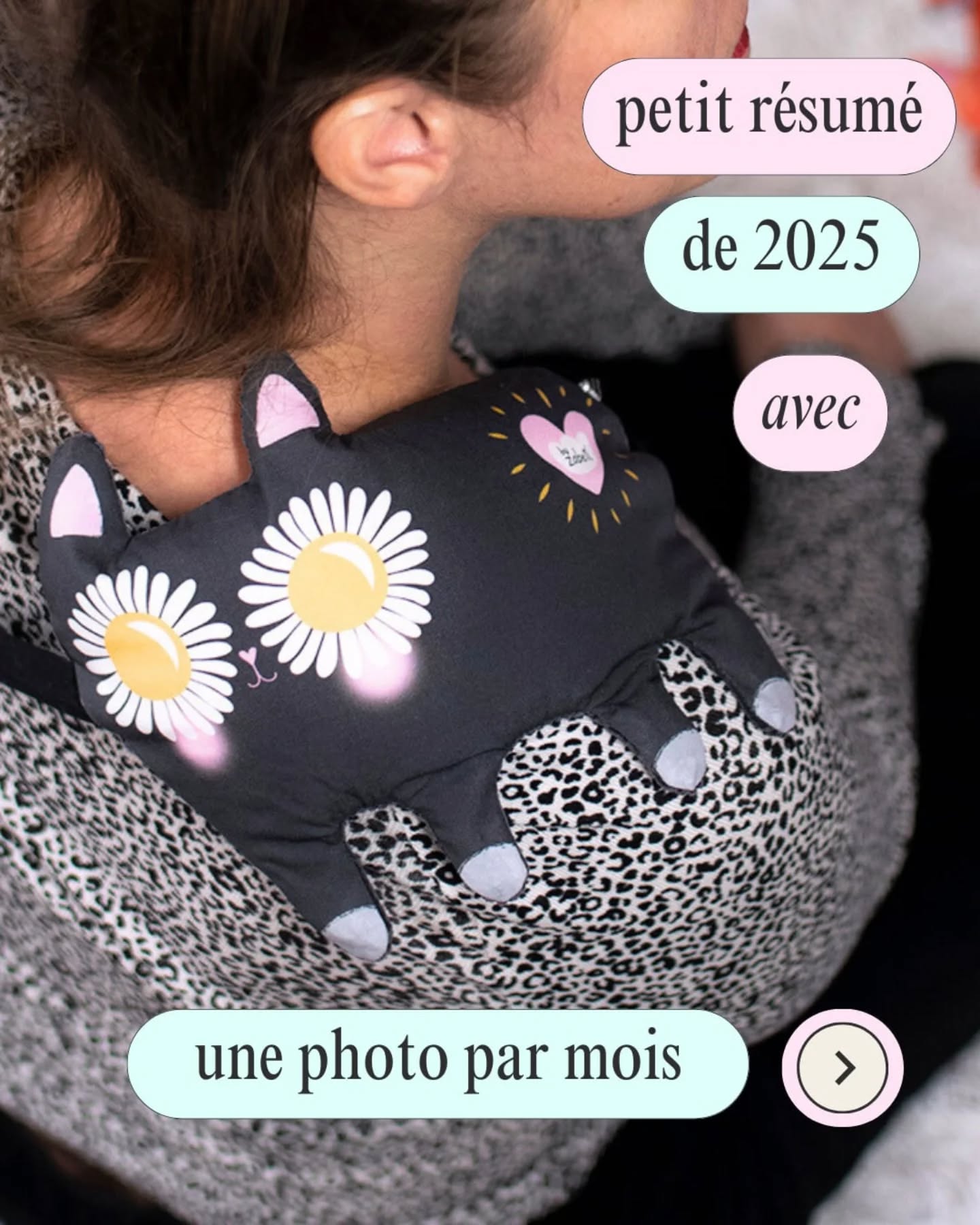 Synthèse 2025: ne retenir qu'une image par mois.
Pas simple comme exercice, parce qu'on y élude forcément des choses.
RÉSUMÉ:
COLLABORATIONS:
🕊 4 nouvelles collections pour Hirondelles et compagnie déclinées sur de nombreux supports
🧩 la sortie des puzzles
🌼 un coffret DIY pour Janod
🥦 J'ai dessiné cette année 5 coffrets vaisselle enfant pour "Derrière la Porte".
🦊 J'ai fêté cette année aussi la sortie de mon 2ieme album jeunesse "Le secret de Sayuki" avec Fleurus.
MOI:
🤍 j'ai repris la céramique de février à juin et je me suis concentrée sur la porcelaine
🎨 Je me suis autorisée une RÉCRÉATION en explorant peinture, encres, argile, fils de broderie,... le temps de la rédaction de mon e-book avec @maison_bundle
DES EXPOS :
👐 J'ai produit beaucoup au milieu de tout ça pour les boutiques et expos.
🌻Je me suis éclatée avec ma maman à penser l'installation de mon "pop up flower power" en avril- 13m2 dans le village vintage de la foire de Nantes.
J'ai fait moins d'expos : 10 en tout
La volonté de s'ancrer quelque part, de retrouver du temps perso.
DES PROJETS:
🏠 2025 ça a été l'année de la réflexion collective: l'envie d'avoir un atelier boutique se précise mais n'est pas simple. J'ai beaucoup parlé avec mes amis créateurs, brainstormé, de jolies alliances se sont faites autour de projets dont certains sont en bonne voie, d'autres prendront plus de temps, certaines choses ne verront jamais le jour mais ont contribué à un cheminement nécessaire.
🎠 EN ROUTE POUR 2026 !!!
#bilan #2025