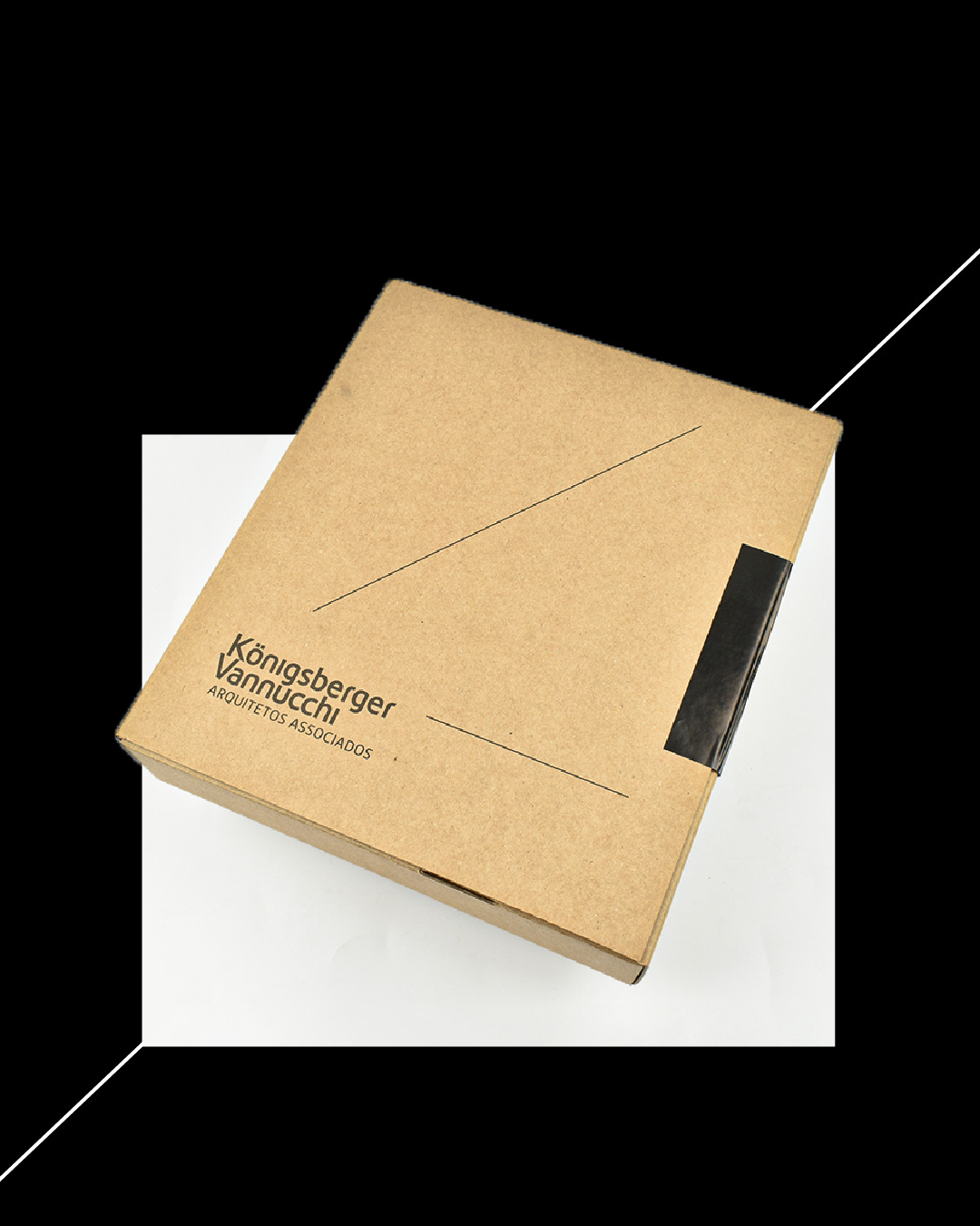 Para celebrar o lançamento do livro que marca os 50 anos da Königsberger Vannucchi, desenvolvemos uma caixa criada especialmente para apresentar a obra.
Pensada com a mesma precisão e estética que orientaram a trajetória do escritório, a caixa traduz o cuidado, a identidade e o valor histórico do conteúdo que protege.
Um objeto que reforça a essência da KV antes mesmo da abertura do livro.
#EolicaBranding #Branding #PressKit #DesignEstratégico #KönigsbergerVannucchi #CaseEolica #Arquitetura #EditorialDesign #LançamentoDeLivro #IdentidadeDeMarca