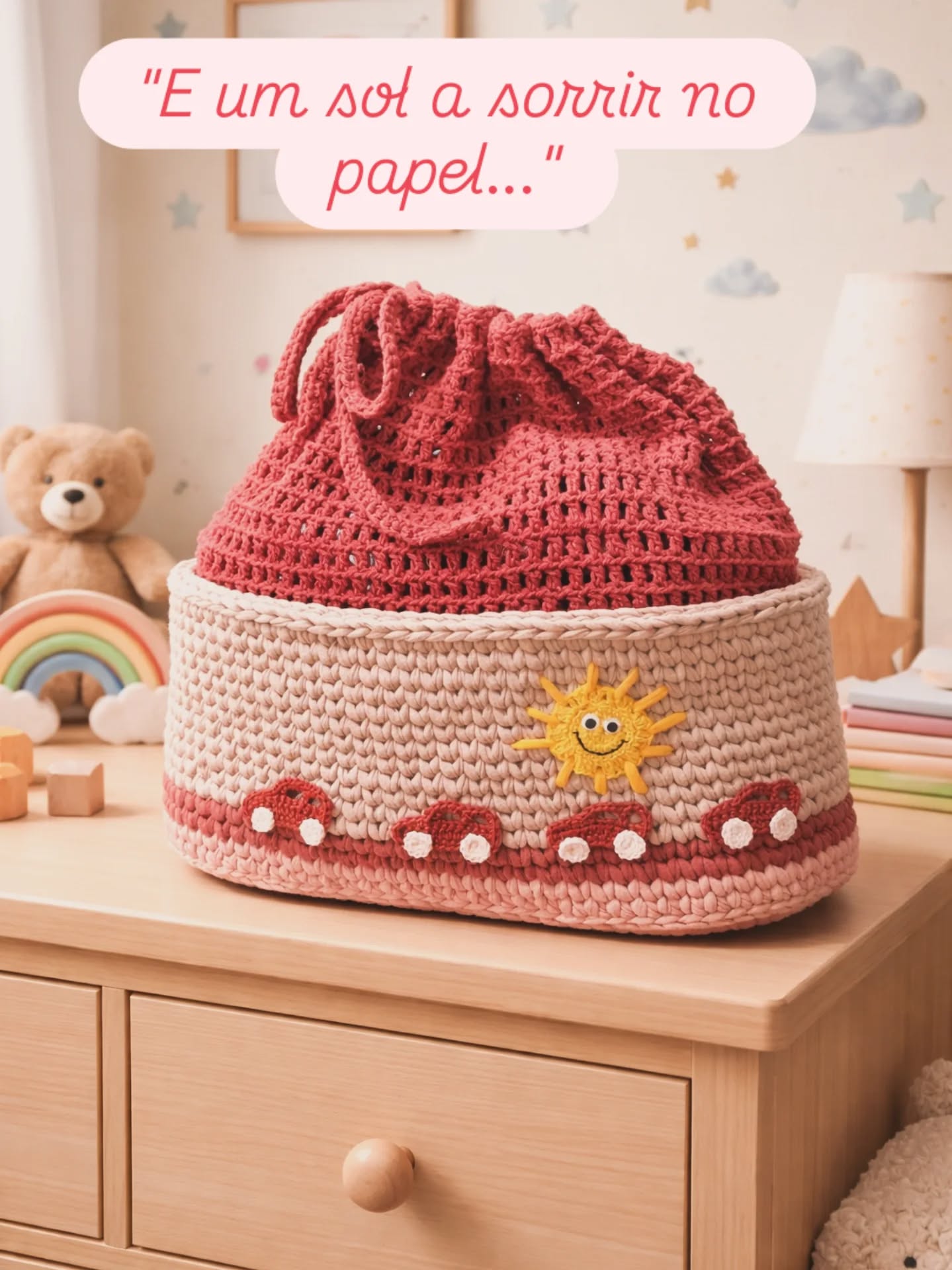 Quando eu era criança, adorava desenhar o sol. Me inspirei nisso para fazer esse solzinho simpático. 🙃
Essa proposta de peça serve a muitas utilidades (e não apenas para decoração infantil!). São muitos motivos que podem compor a parte da ilustração. E você? Que desenhos de infância traz na memória?
(Imagem criada com auxílio da IA, a partir da inserção da foto original)
aulas da @elikrapp
#fiodemalha
#feitoamāo
#crochêmoderno
#cestosludico