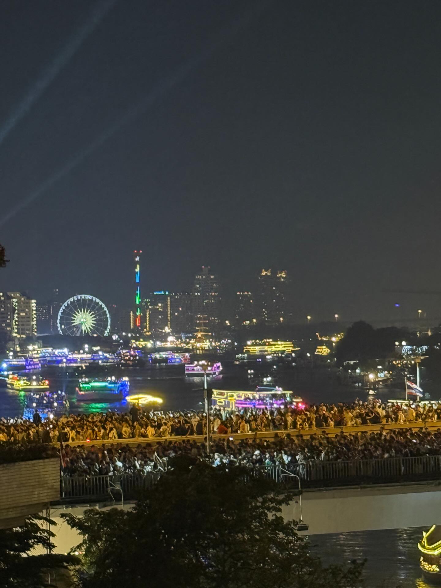 Bangkok New Year celebrations were absolutely fantastic. Very lucky to watch riverside.
#bangkok #newyear #shangrilabkk #creatingmemories