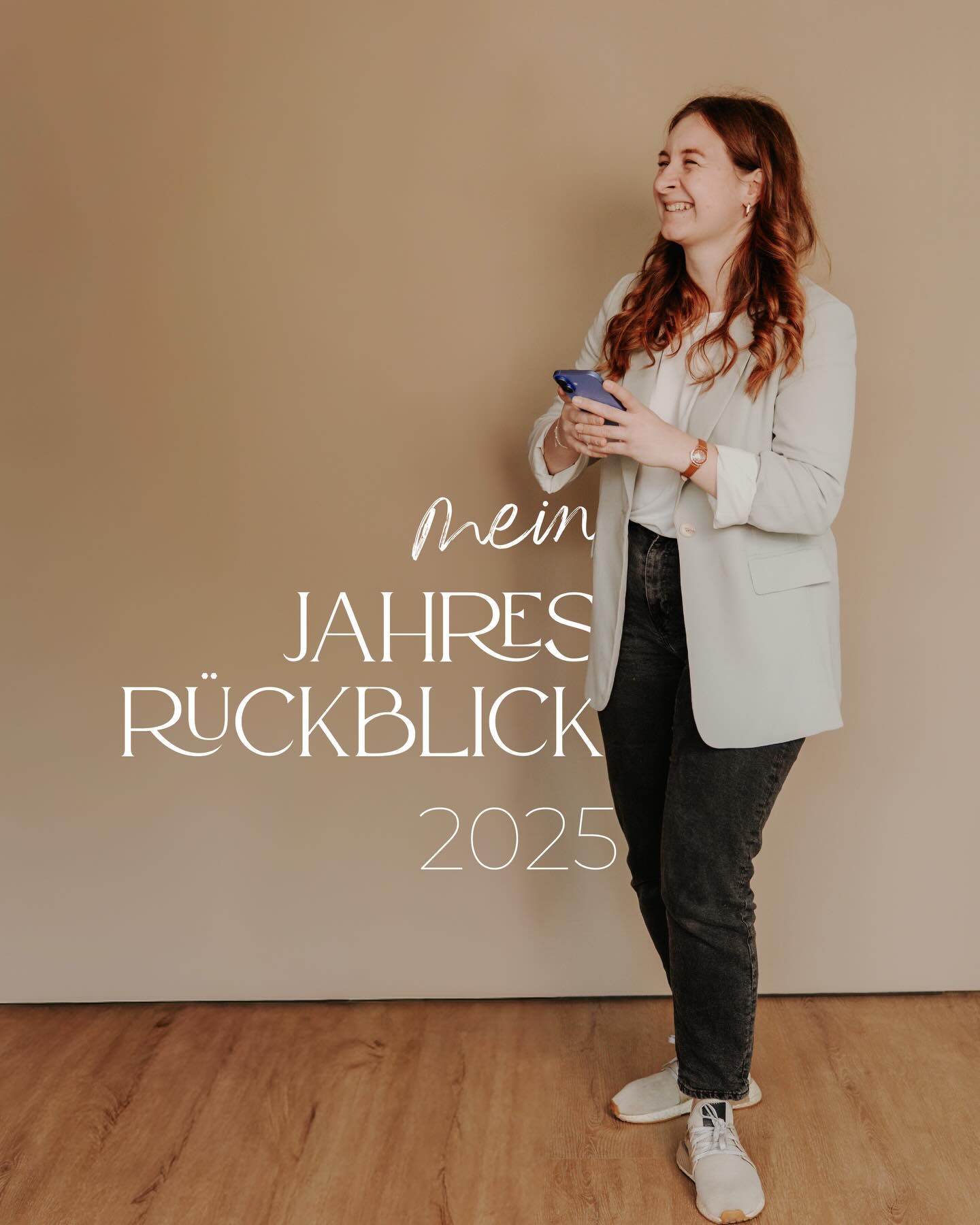 Mein kleiner Jahresrückblick 2025 🤍
Auch wenn ich hier unmöglich alles zeigen kann, war jedes Shooting in diesem Jahr auf seine eigene Weise besonders. Es wurde viel gelacht, getobt und gekuschelt, echte Momente voller Nähe, Freude und Leben.
Daraus habe ich euch einen kleinen Rückblick zusammengestellt mit meinen persönlichen Lieblingsmomenten.
Unter anderem durfte ich dieses Jahr fünf Monate in Dänemark leben und dort ganz liebe Menschen begleiten, eine Zeit voller Inspiration, neuer Begegnungen und besonderer Momente.
Ich durfte eure Freudentränen an eurem großen Tag festhalten und bin unglaublich dankbar für all die lieben Brautpaare, die ich nächstes Jahr begleiten darf und die zum Teil auch schon dieses Jahr vor meiner Kamera standen. 📸
Gemeinsam mit euch habe ich Babybäuche fotografiert, winzige Füße, die in euren Armen lagen, und eure Familien weiter beim Wachsen begleitet. Neue Gesichter, ganz liebe Stammkunden, kreative Projekte und ganz viel wertvoller Austausch mit anderen Fotografen und Fotografinnen haben 2025 für mich zu einem ganz besonderen Jahr gemacht.
Von Herzen danke ich euch für eure lieben Nachrichten, euer Vertrauen, eure Unterstützung und all die gemeinsamen Momente.
Danke, 2025.🤍