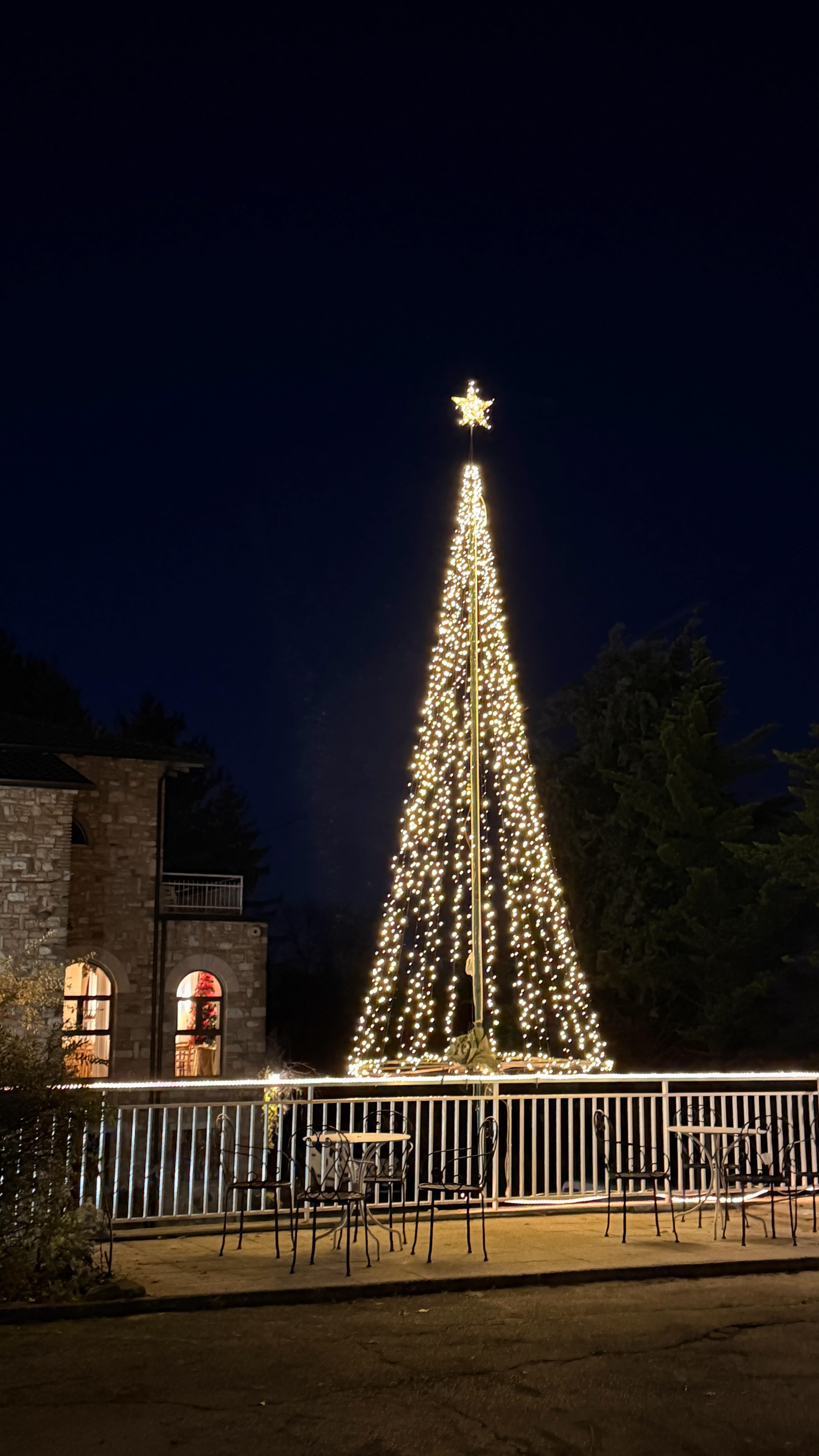 Yogi Christmas 💫
.
I’ve been craving a more meaningful Christmas for a long time.
This year, the Universe and the Kriya Masters guided me here.
Days of silence, meditation, sacred music, shared meals, and real community
.
A Christmas lived with presence, Christ consciousness, service, and meaning.
.
So grateful to @anandaassisi for the love, joy, introspection, warmth, and deep spiritual practice I experienced here.
Have you ever lived a yogi Christmas? 🤍
.
Music by the @anandaassisi choir— truly delightful and soul-uplifting.
.
.
.
.
.
#yogalifestyle #spiritualgrowth #christconsciousness #paramahansa #yogaliving