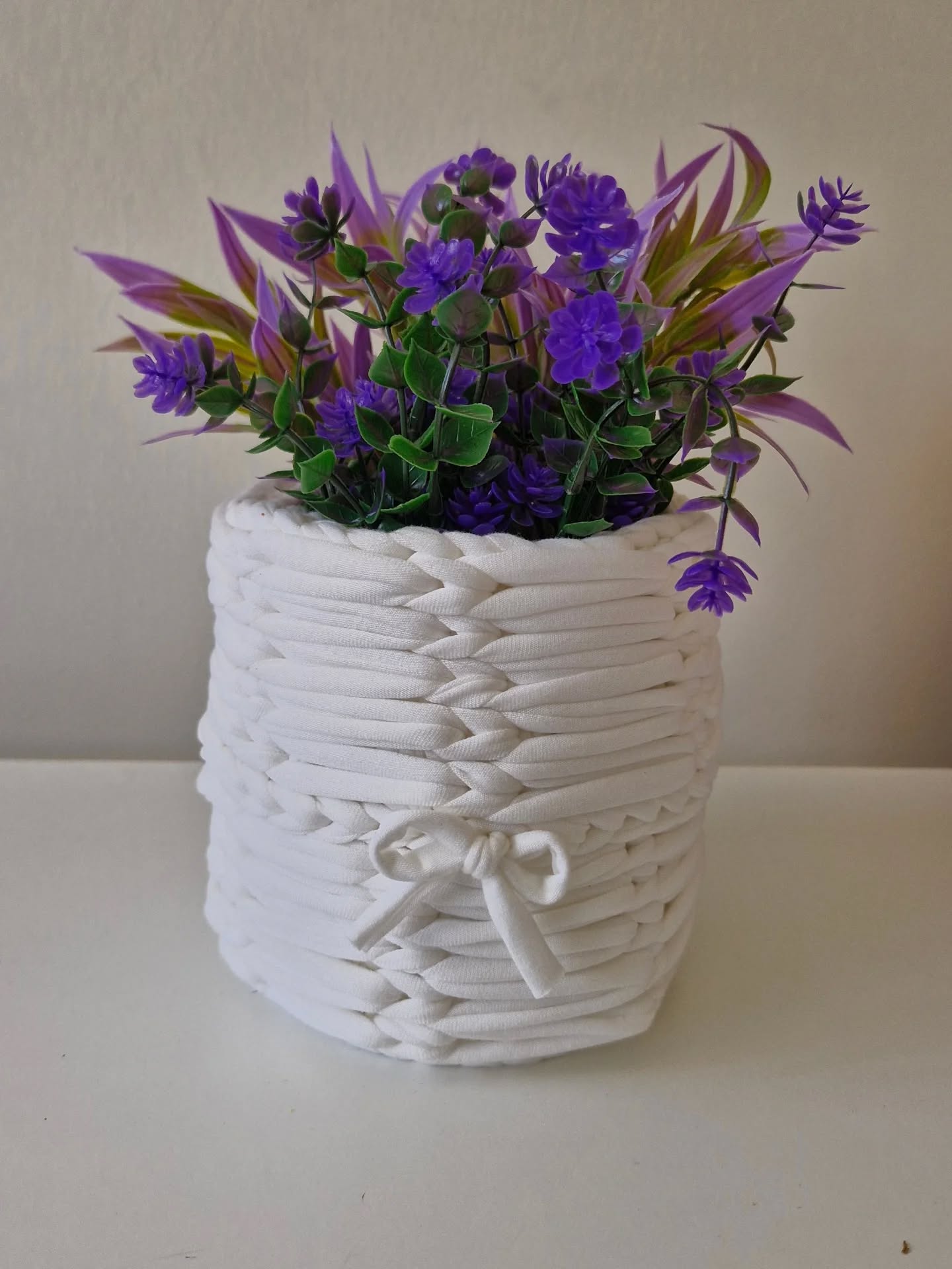 "Flores para quando tu chegares/Flores para quando tu chorares/Uma dinâmica, botânica de cores/Para tu dispores pela casa..." (Flores - Fred Martins e Marcelo Diniz)
#cachepôs
#fiodemalha
#cestosdecorativos