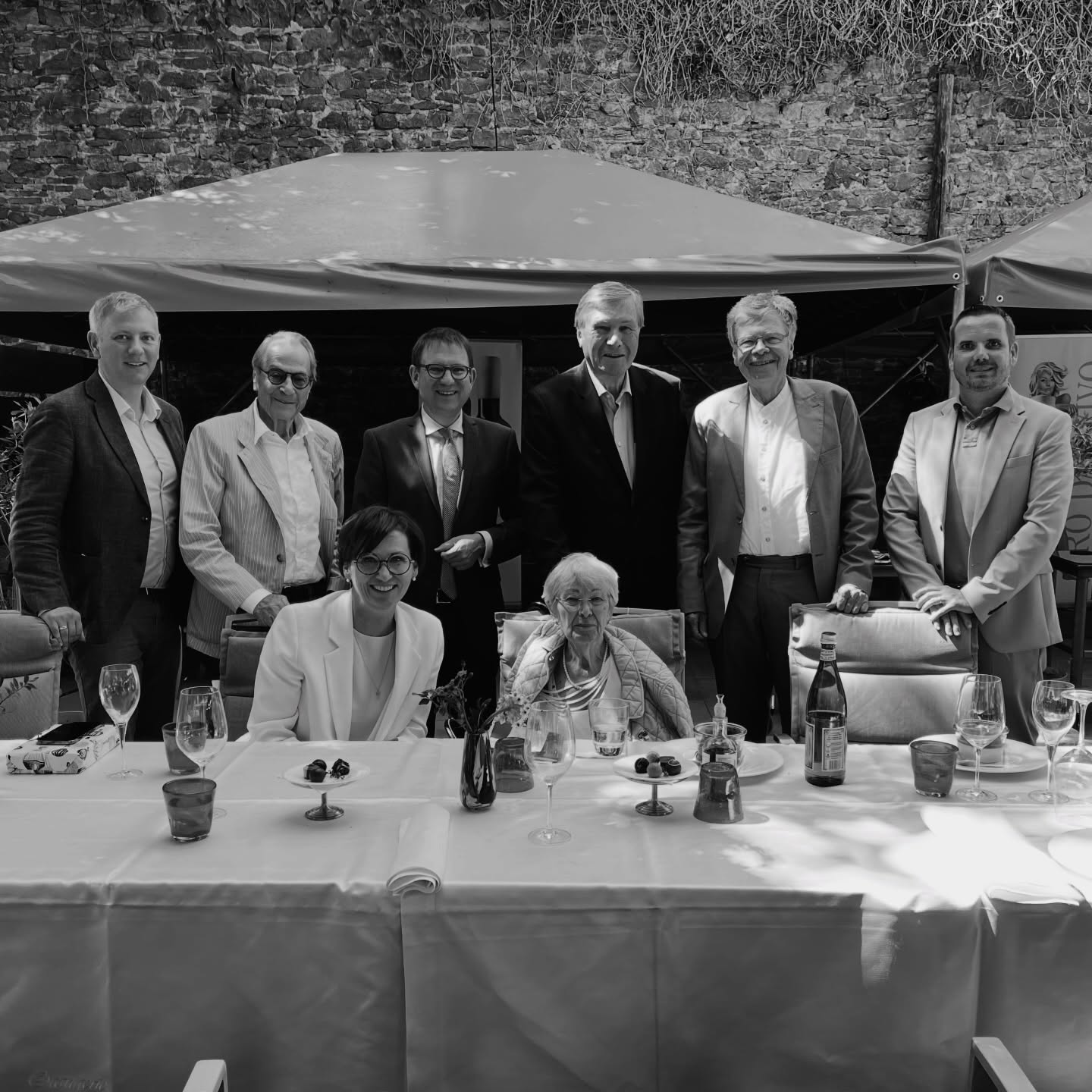 Die hessische Löwin ist von uns gegangen. Ich bin traurig und verneige mich vor Ruth Wagner.
Mit Ruth Wagner ist nicht nur eine überzeugte Liberale gegangen, sondern ein Mensch, dessen Rat und Nähe vielen viel bedeutet haben – auch mir.
Ich habe Ruth als kluge Ratgeberin erlebt, in guten wie in schweren Zeiten. Sie war klar in der Sache, standhaft in der Haltung und zugleich zugewandt im Ton. Ihr Liberalismus war nicht kalt und laut, sondern geprägt von großer innerer Stärke. Wie eine Löwin stand sie für ihre Überzeugungen ein – ruhig, schützend und mit Würde.
Ich denke an gemeinsame Fahrten und Gespräche, etwa als ich sie zur Weihnachtsfeier nach Lauterbach mitgenommen habe. Und ich denke an die Besuche bei ihr zu Hause in Darmstadt. Zwischen ihren eigenen Bildern und ihrer Malerei wurde spürbar, wie viel Wärme, Kreativität und innere Freiheit in ihr steckten. Diese Offenheit prägte auch ihr politisches Wirken – in Bildung, Wissenschaft und Kultur, vor allem aber im Umgang mit Menschen.
Dieses Foto, aufgenommen anlässlich ihres 80. Geburtstags, zeigt Ruth Wagner im Kreis von Weggefährten. Es steht für Zusammenhalt, Respekt und für ein Leben, das anderen Halt gegeben hat.
Ruth hat viel erreicht: seit 1971 Mitglied der FDP, Abgeordnete im Hessischen Landtag, Vizepräsidentin des Landtags, Hessische Ministerin für Wissenschaft und Kunst, erste weibliche Landesvorsitzende der FDP Hessen. Doch was bleibt, ist mehr als eine beeindruckende Vita. Es ist ihre Haltung. Ihr Satz „Glaubwürdigkeit ist das höchste Gut in der Politik“ war für sie gelebter Liberalismus.
Liebe Ruth,
du fehlst. Dein Rat, deine Menschlichkeit und dein Glaube an Freiheit bleiben.