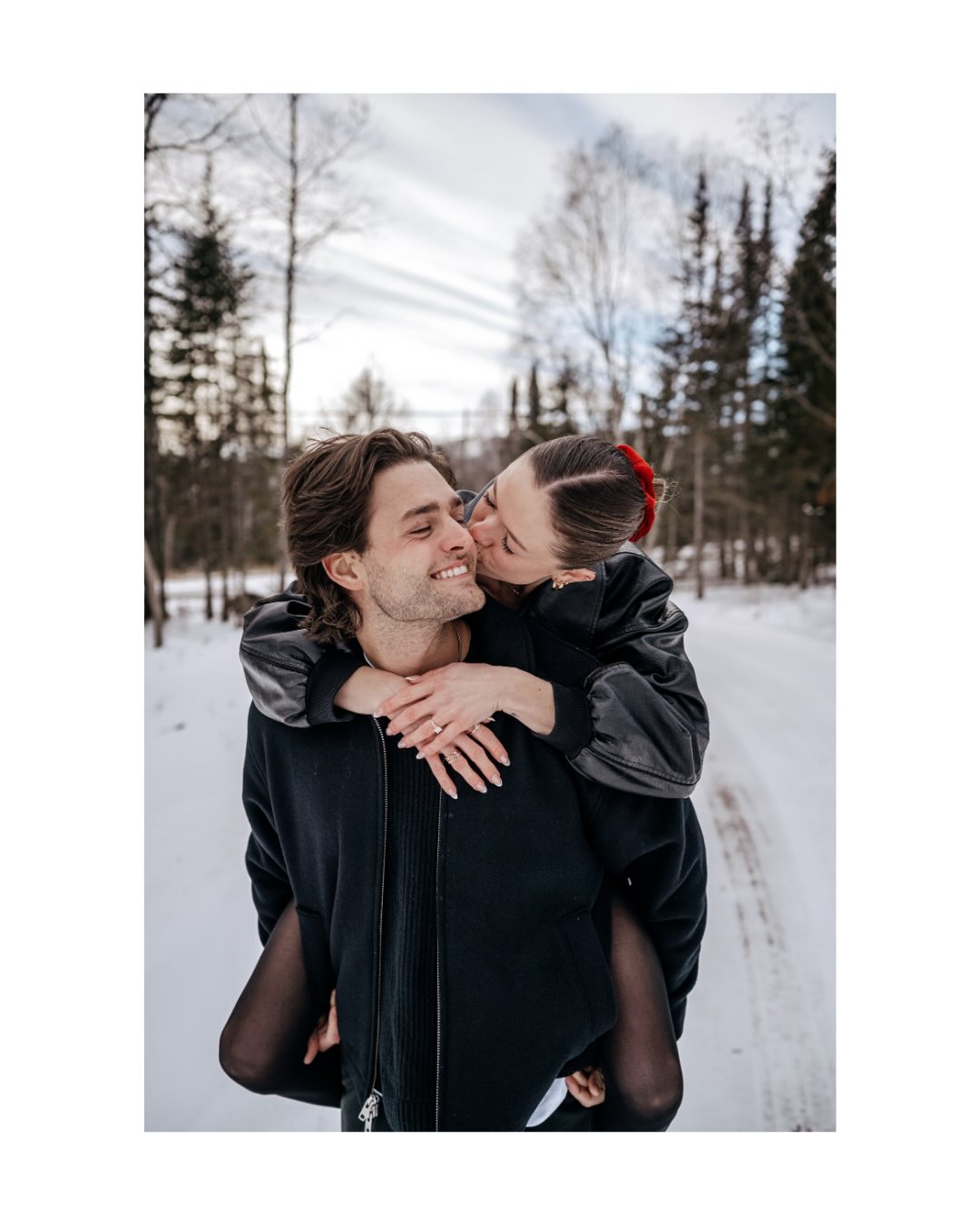 It may have been THE coldest day that we've had so far this year. And we may have taken three breaks to warm up in the air b&b. Aaand my camera screen may or may not have quit working but.. It was worth it all because Brooke said yessssss!! 💍 Congratulations you two!