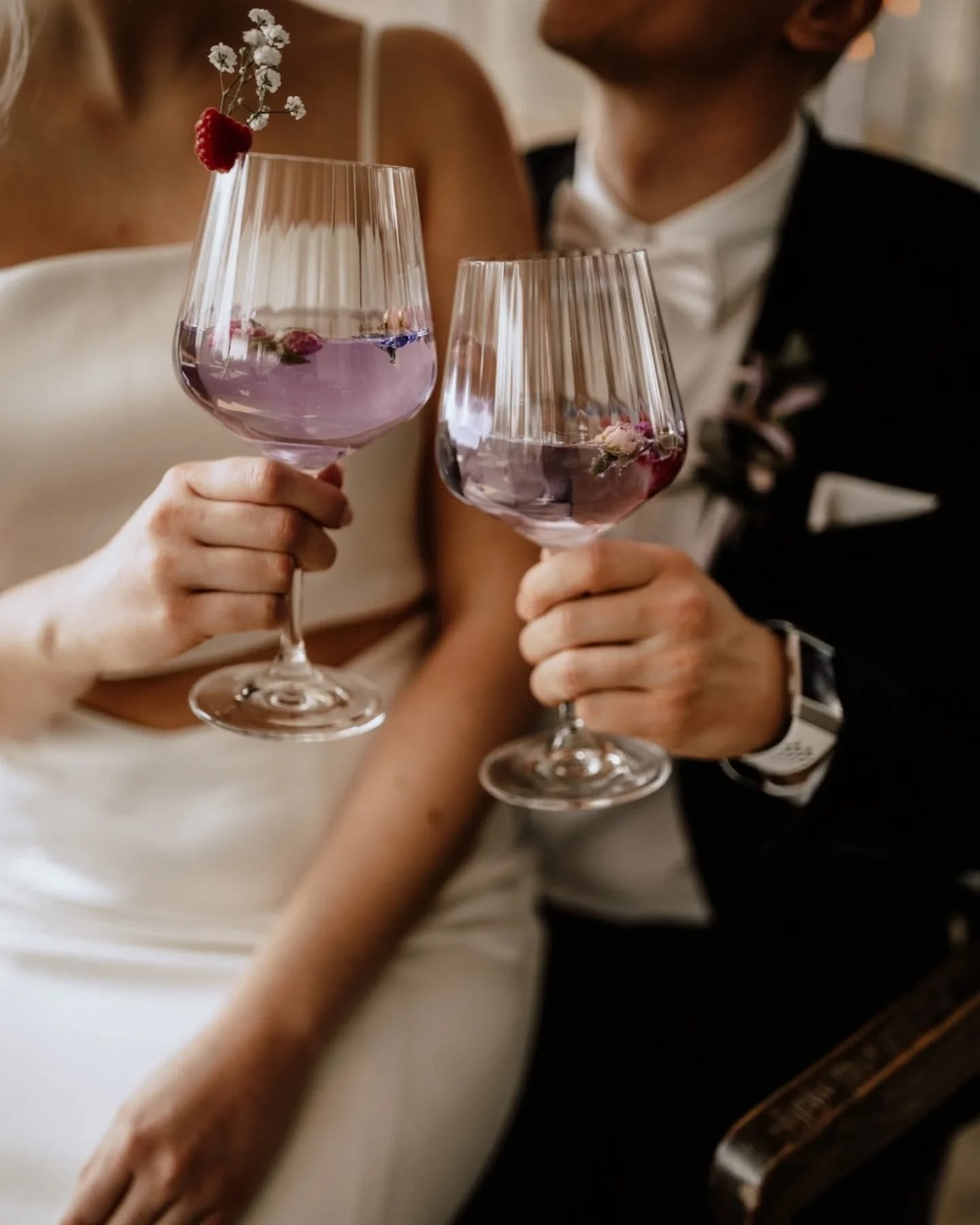 Der Beginn für immer 💍
Nach den Feiertagen verlobt? Jetzt ist der perfekte Moment, eure große Hochzeit zu planen. Wir bieten Eheringe in Gelb-, Weiß- und Roségold – zeitlos und bedeutungsvoll. Die Größe passen wir kostenlos an, und innerhalb einer Woche sind eure Ringe bei euch.
#hochzeit2025 #eheringe #juwelierbremen #bremenvegesack #bremennord