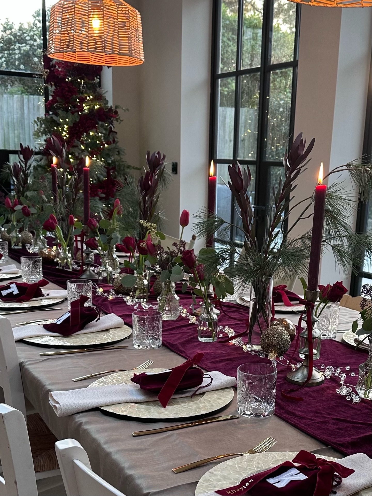 Christmas Day at ours 🤍🎄
We flew back from Dubai late on the 23rd, and instead of chasing perfection, this table became a quiet reminder of what really matters. Family stepping in without question, food prepared with love, flowers collected, last-minute supermarket dashes, shared laughter and small contributions that somehow mean the most.
I had envisioned a deep burgundy table – rich, warm, grounding. I didn’t have time to source everything I’d planned, but in many ways that made it better. It came together organically, shaped by people rather than pressure. I skipped the crackers (apart from a few for the kids) and chose personalised favours instead, each one a small thank you for being here. My eldest even added handwritten jokes inside – a little cheeky, a lot of heart, and very him.
Tired, grateful, full hearts and a full table – exactly how Christmas Day should feel ✨🍷