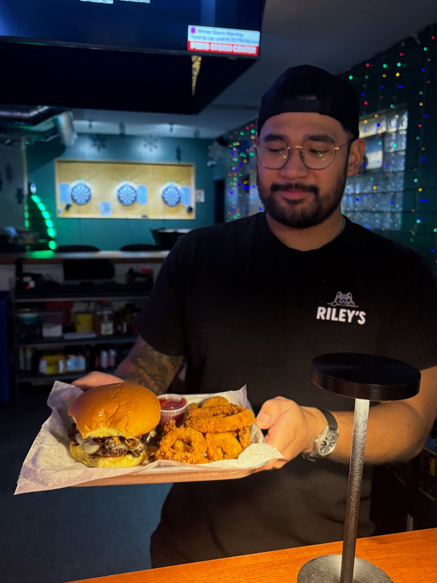 🍄🧀 Mushroom & Swiss done right 🧀🍄
Don’t worry, this one’s not a BOTW 👀 You can get our Mushroom & Swiss anytime it’s calling your name. Packed with sautéed mushroom & onion, swiss cheese, and riley sauce😍
Shout out to Eggy holding it down behind the bar🙌
#rileysbarandburger #rileysandwich #mkeeats #supportlocalmke #mkefoodies