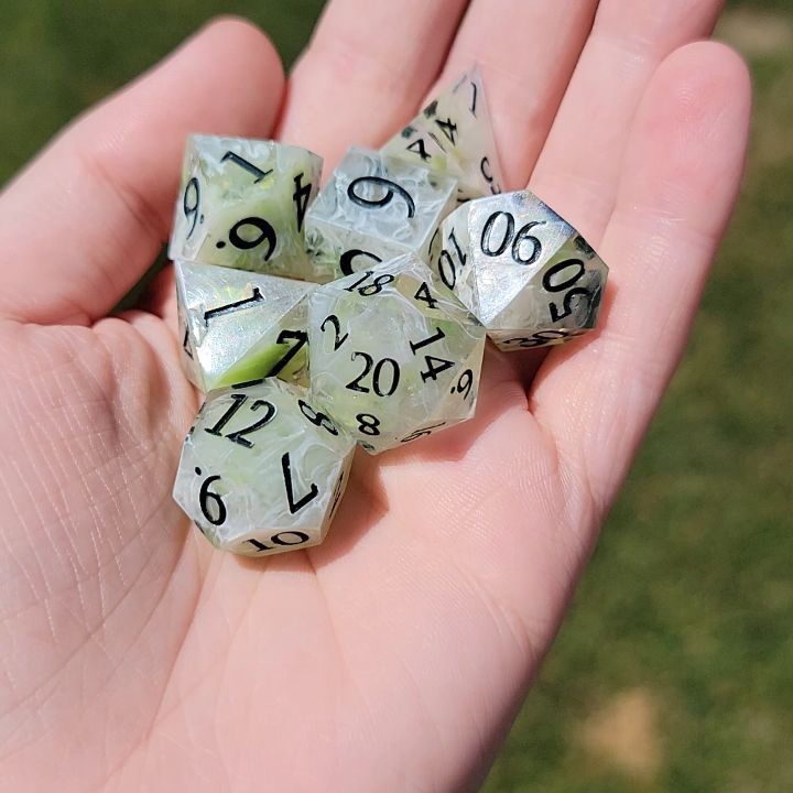The whisps and streaks of white give this set of dice an air of mystery ✨️
#resindice #resindicemaker #trrpgdice #dungeonsanddragonsdice #dnd