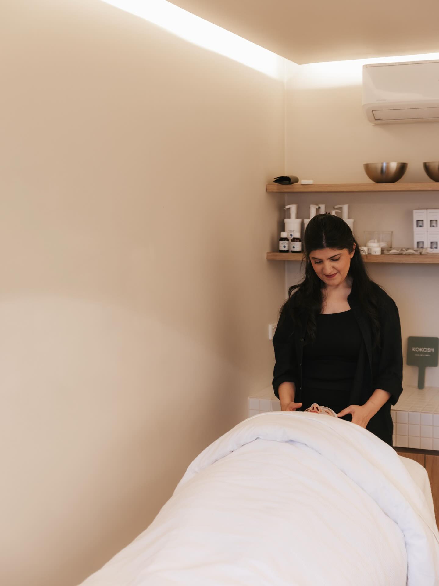 ✨Before the year ends... treat yourself!
Last-minute appointments are now open for customised Facials, Lymphatic Facial, or Face Sculpting treatments all designed to de-puff, detox, and glow before the New Year.
Choose the treatment that suits your skin goals and leave feeling refreshed, radiant, and ready for 2026 💕
Limited spots available, DM us or book online now to secure your glow!
#facials #newyear #lymphaticfacial #melbournefacials #kokoshbeautyskinwellness