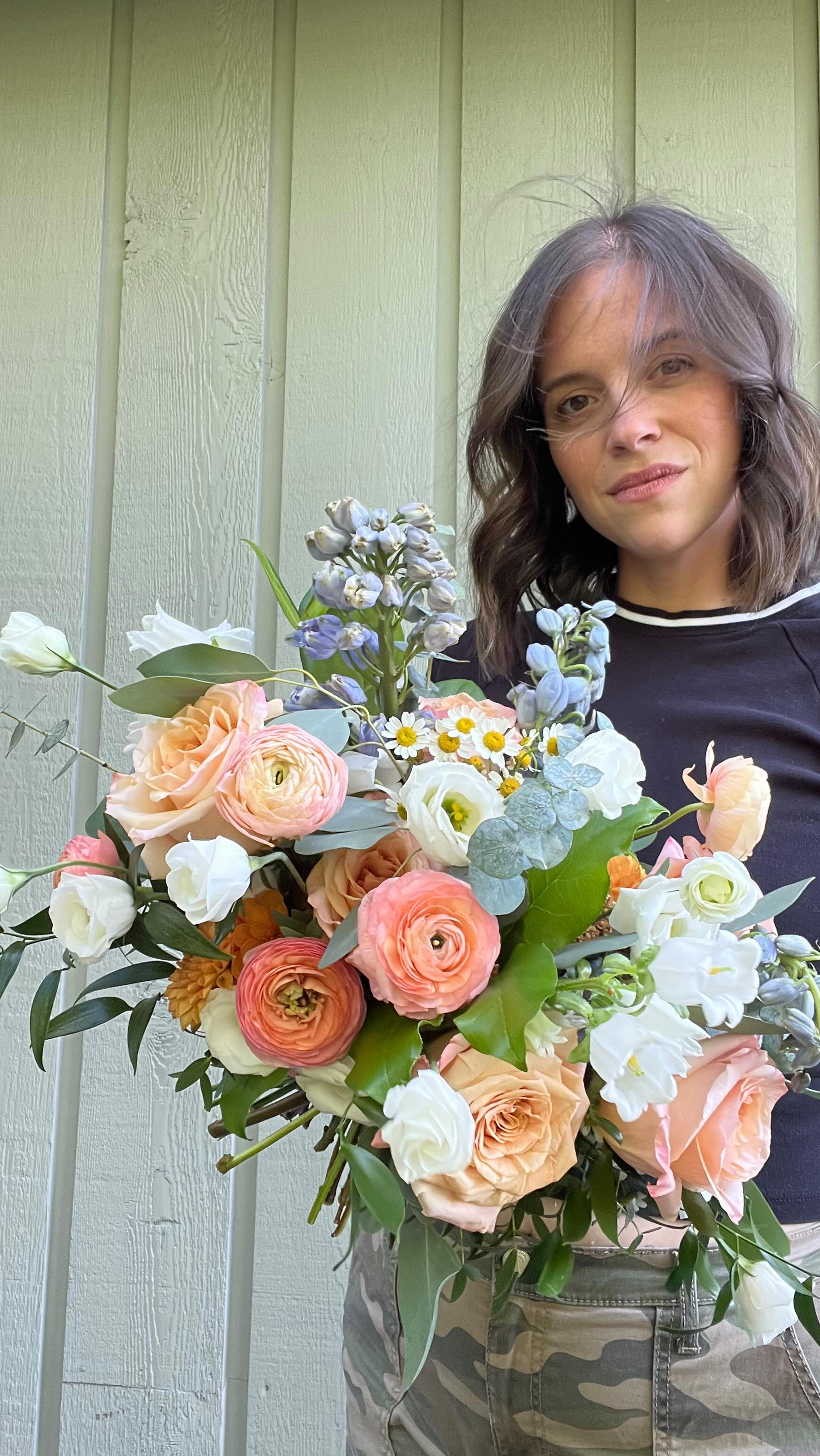 I’m telling you, mixing your table arrangements on guest tables is the vibe. High ceilings will absolutely thank you! Compotes or bud vases down low, tall candles or tall floral clouds up high. Romantic, lush, abundance, jaw dropping, what other words can I come up with?!
#pittsburghflorist #pittsburghwedding #canonsburgpa #mcmurraypa