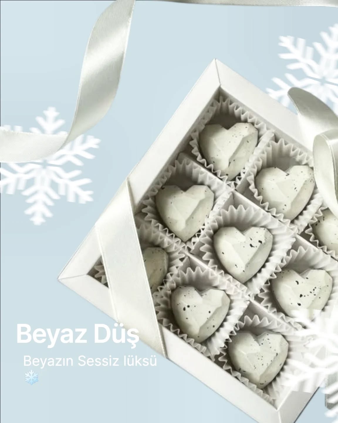 🤍❄️ BEYAZ DÜŞ | YENİ YIL ÖZEL ❄️🤍
Bazı lezzetler sessizdir…
Ama etkisi unutulmazdır.
Masallardan ilham alan,
karlar kraliçesinin dokunduğu o saf beyaz dünya gibi…
✨ Beyaz Düş ✨
beyaz çikolatanın en zarif haliyle BonaFide Delights imzası taşıyor.
Her biri tek tek elde hazırlanmış, sade ama iddialı,
gösterişsiz bir lüksün ta kendisi 🤍
Tıpkı kar taneleri gibi… her biri benzersiz.
🎁 Yeni yıl sofralarına,
🎄 özel anlara,
👑 seçkin zevklere yakışan premium bir deneyim.
❄️ Yeni Yıla Özel Fiyat Avantajı ile
Sınırlı sayıda üretilmiştir.
📩 Sipariş & detaylı bilgi için DM.
.
.
.
.
#bonafidedelights
#premiumçikolata
#butikcikolata
#yeniyılözel
#whitechocolate