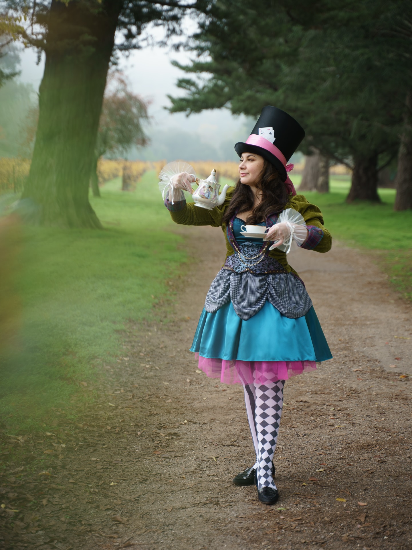 Туманное утро среди виноградников, в золоте осени. А вокруг мой маленький безумный мир чаепития с финиками и клубниками в шоколаде.
Этот образ ШЛЯПНИКА я собрала буквально «из того, что было»: платье-костюм с барахолки, колготки с Amazon, цилиндр 🎩 из Halloween Spirit, розовая ленточка из моих клубничных наборов, перышки — подарок от подруги-флориста, а игральные карты я позаимствовала у сына 😄
Магическое преображение случается в игре, настроении и смелости быть чуть-чуть сумасшедшей 😜
Спасибо большое за фото Татьяне @tatiana_smirnowa.ph
Таня, спасибо за воплощение моих странных идей! Надеюсь, еще повторим! Если что, референсы/мудборд уже заготовлены 😉
Друзья, как вам мой образ?