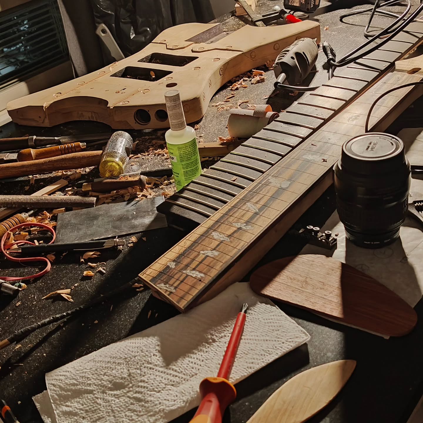 Back at it. Slow progress, but it's still progress.
The best part? I realised I could've done the tough part of the bass carving a million times faster if I had gone to the workshop🙃
#ipguitars #workshopvibes #woodcarving #woodworking #bass