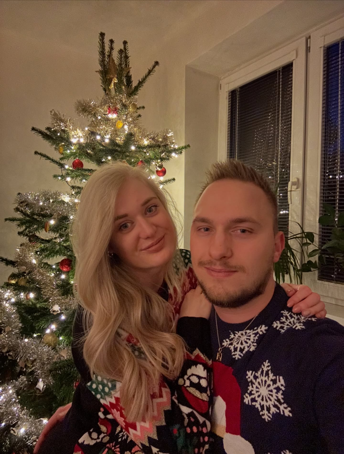 Rok 2025 🤍
Byl to rok náročný a zároveň velmi formující. Přinesl spoustu zkušeností, které se propsaly jak do profesní roviny, tak do celkového přístupu k práci i životu. Některé věci nebyly jednoduché, ale právě díky nim vznikl pevnější základ do dalších let. Splnil jsem si i pár dlouhodobých cílů.
Profesně šlo o velmi silný rok. Setkání s Calem Dietzem a možnost učit se od světové špičky v oblasti silově-kondičního tréninku byl zásadní impuls. Nyní se od něj učím a těším se na návštěvu University of Minnesota. Odtrénováno velké množství tréninků a výrazný posun v systému práce, myšlení i odborném přístupu. Vyřešil jsem nespočet chronických bolestí u klientů, což mě hřeje u srdce. ❤️🔥
Cestování bylo letos důležitou součástí rovnováhy. Řím zůstává oblíbenou destinací a letos měl navíc specifický význam díky společné cestě s mámou. Sardinie jako jedna z oblastí Blue Zones nabídla další pohled na zdraví, dlouhověkost a životní styl. Přibyla první návštěva Vídně, opakované pobyty v Krkonoších a další prostor pro regeneraci a klid na duši.
Došlo i na nové aktivity, další profesní i osobní milníky a celkový posun směrem k větší efektivitě, klidu a smysluplnosti. Zjistil jsem, kolik je hodin a kolik je 250 koní. V souhrnu méně hluku, více podstaty.
Děkuji všem klientům a kolegům za důvěru a spolupráci. Rok 2025 položil silné základy pro další období. Týme bude to velký. 💪🏽🔥
Honza