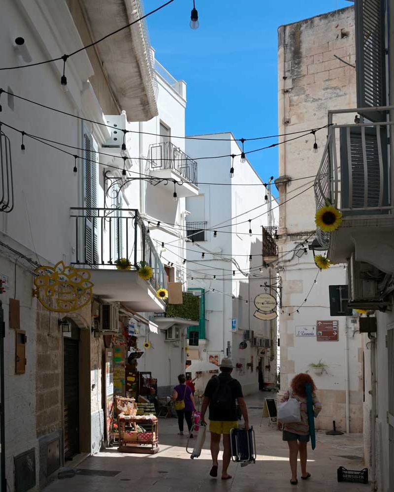 Oggi vi porto con me a Monopoli. Non quella delle solite cartoline, ma quella che si lascia scoprire da chi ha voglia di guardare un po’ più in là. Dietro l’obiettivo ho trovato storie, dettagli e angoli nascosti che raccontano una città viva, autentica, emozionante.
#monopoli #puglia #fotografiaurbana #travelphotography #viaggiareinpuglia #raccontidiviaggio #esperienzavisiva #cittàdaamare #andreaveneziano #fotografiadiautore #slowtravel #pugliagram #suditalia #mediterraneo #bellezzadiffusa #viaggioemozionale