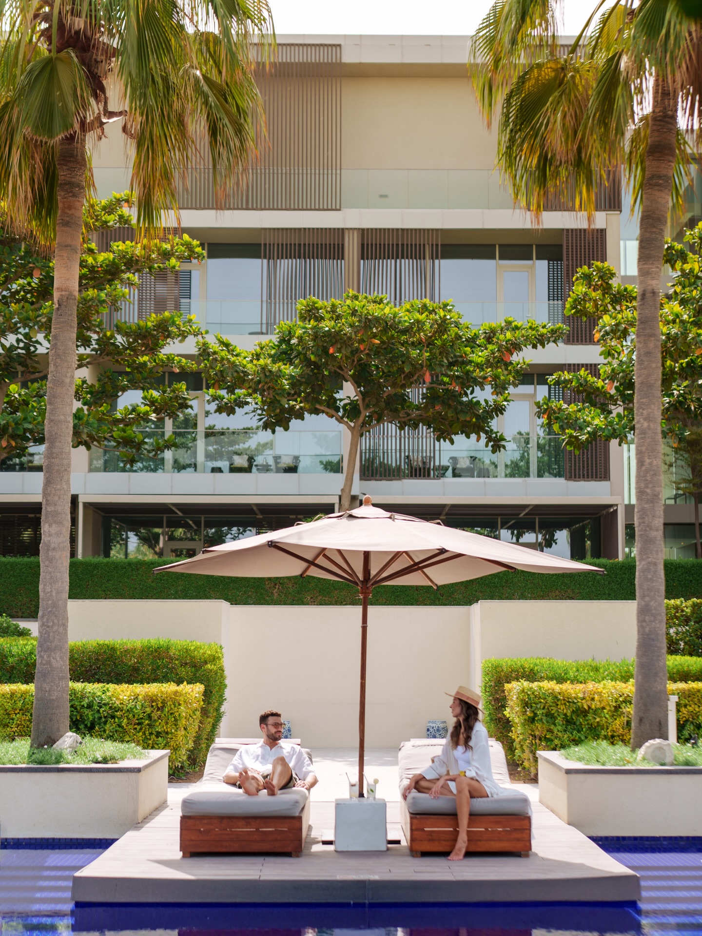 Entre mer et sérénité, @alzorahbeachresort est une adresse qui invite à ralentir.
Sa piscine, lumineuse et paisible, offre un vrai moment de détente, tandis que la plage privée, calme et préservée, est idéale pour profiter du soleil en toute tranquillité.
C’est une destination qui accueille aussi bien les couples, pour des instants doux et romantiques, que les familles, dans un cadre confortable et apaisant.
Un lieu simple, élégant, où l’on se sent bien — tout simplement.