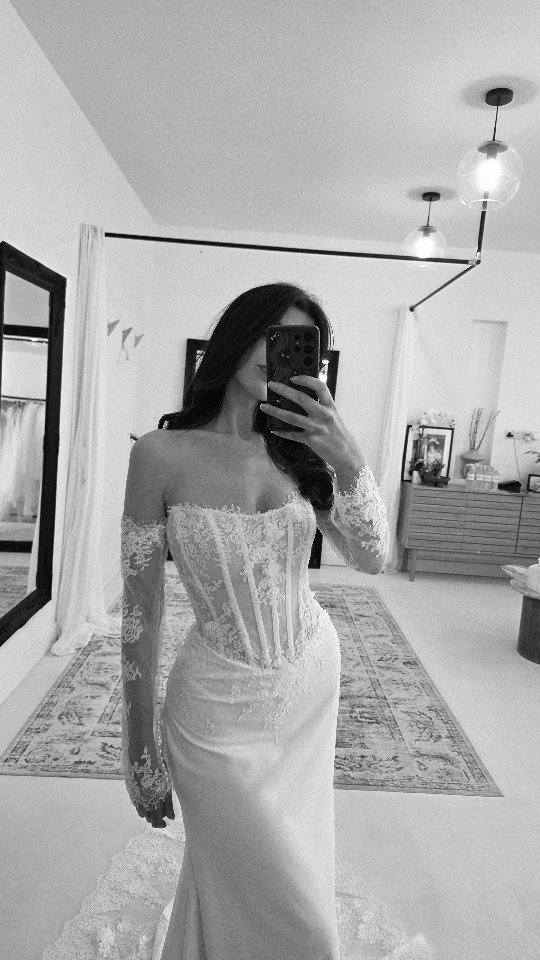 Clean lines. Romantic detail. Effortless luxury. ✨
Meet Lohan, a modern classic for the bride who loves refined minimalism with a touch of floral romance. Featuring illusion Chantilly lace, sculpted boning, a Basque waist, and a sleek crepe silhouette, this gown is designed to flatter, define, and captivate. Complete with detachable off-shoulder lace sleeves for a second, elevated look.
✨ Discover Lohan and book your appointment to experience it in person.
📞01724 645 058
📧 hello@elizabethkatebridal.co.uk
📱www.elizabethkatebridal.co.uk
📍128 High Street Crowle DN17 4DR
#LuxuryBride #ModernBride #BridalElegance #MinimalBride #WeddingDressInspo