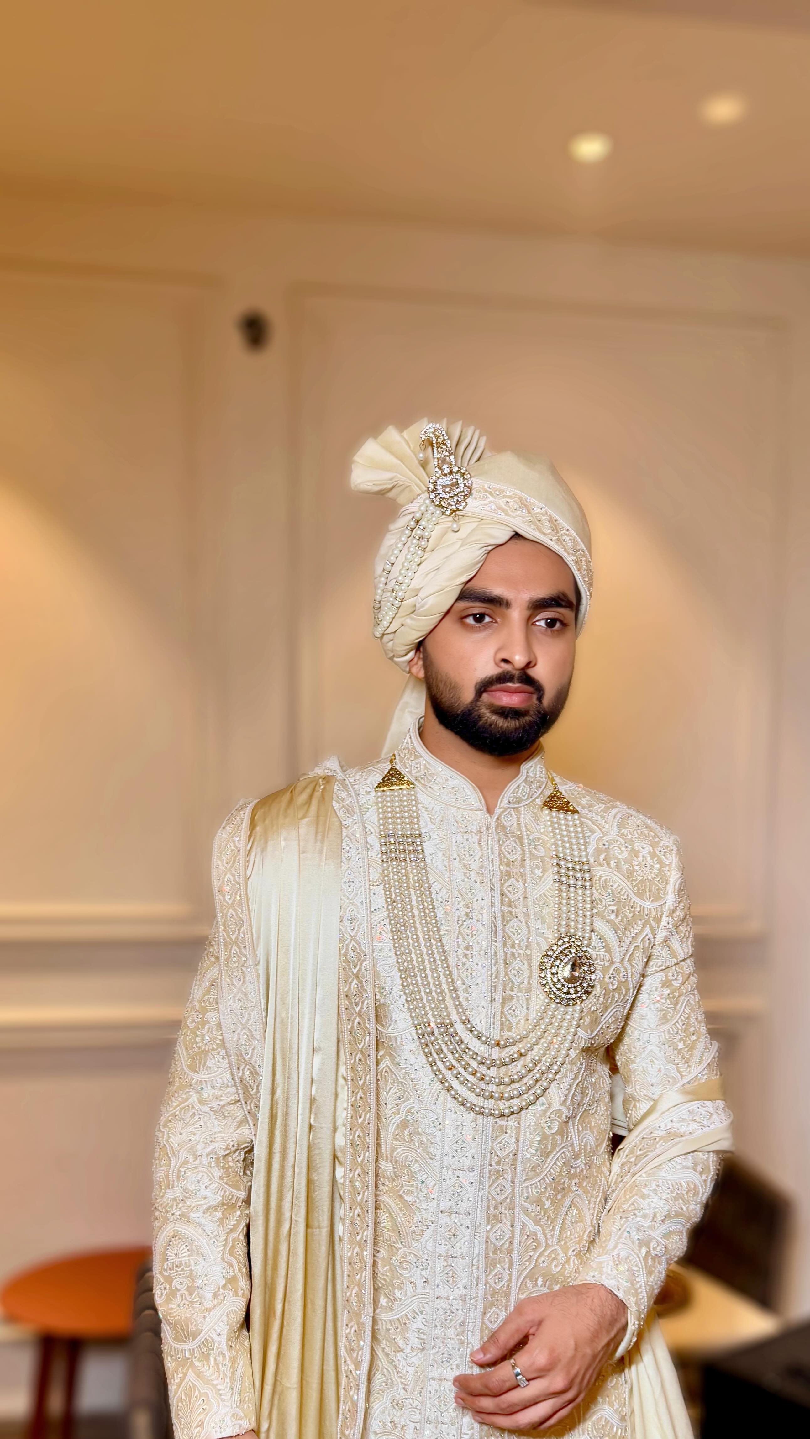 Groom makeup isn’t about adding anything.
It’s about refinement, confidence, and looking like yourself — at your best 😎✨
Makeup @makeupbyanibhadhar
#makeupbyanibhadhar #groommakeup #indianwedding #makeupartistdelhi #groom
