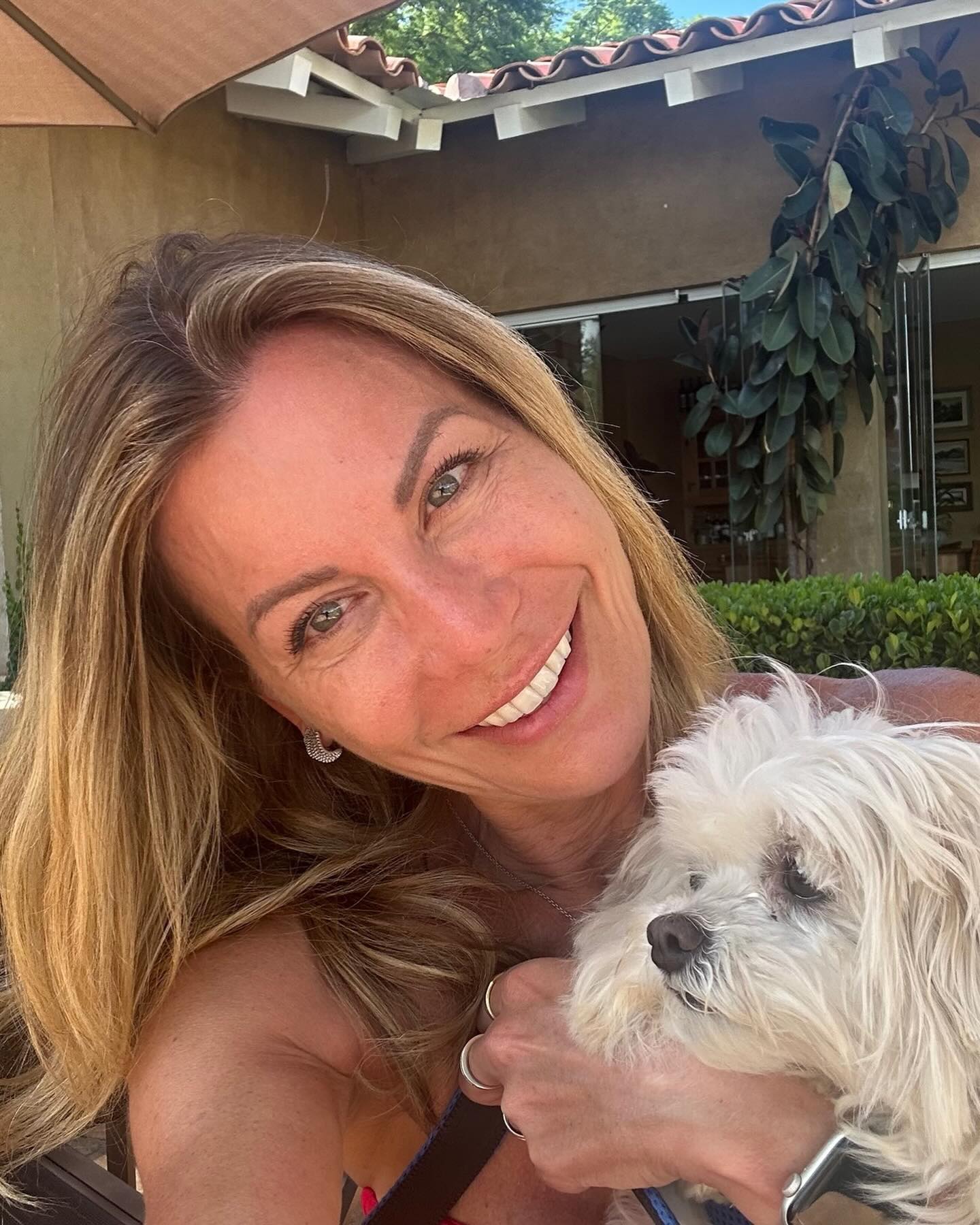 Ah 2025..
Só tenho a agradecer a cada um que passou pela minha vida neste ano , tanto na pessoal como profissional.
Sou grata por cada aprendizado , cada sorriso , cada perrengue , cada ansiedade e mais um turbilhão de emoções que senti e vivi ao longo do ano .
De cada lição , um aprendizado e a certeza que estou aqui para evoluir como ser humano e tentar a cada dia ser mais leve , mais humana e juntos construirmos um mundo melhor , com mais paz, união , perdão e amor .
Desejo a todos um 2026 demais de abençoado , próspero , cheio de boas energias , alegrias e renovações .
Um brinde a VIDA !
#2026
#anonovovidanova
#saude
#prosperidade
#amor