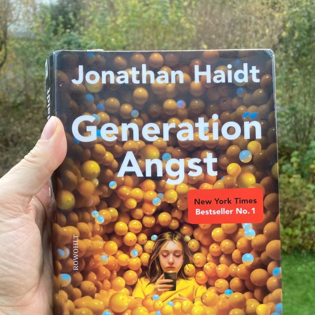 Vor ein paar Wochen habe ich "Generation Angst" von Jonathan Haidt gelesen.
Eigentlich wollte ich nur wissen: Wie gehe ich mit Smartphones und Bildschirmzeit um, wenn meine Jungs älter werden?
Die Antwort hat mich überrascht.
Das Buch zeigt eine bizarre Doppelbewegung: Wir lassen unsere Kinder oft wenig beaufsichtigt in die digitale Welt – dagegen trauen wir ihnen im echten Leben vergleichsweise wenig zu.
Was ich vom Buch gelernt habe, habe ich in meinem Blog aufgeschrieben.
