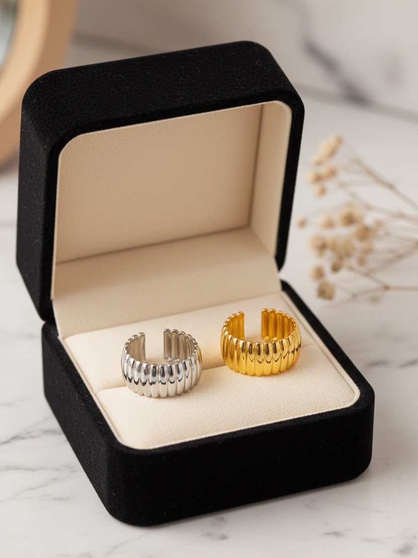 Rings Wrinkled Arc Surface 925
Sterling Silver Chunky C Shape studs