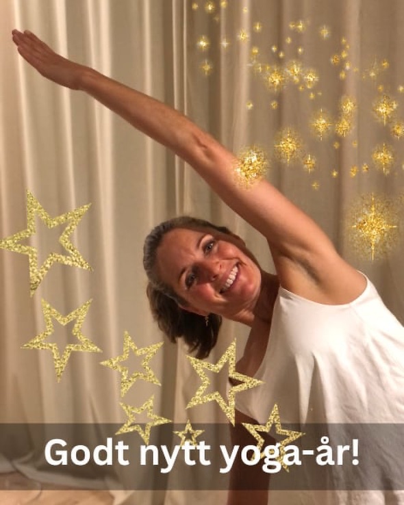 Vi takker deg for året som har gått - for alle fine stunder sammen på våre yogatimer, workshops, utdannelser, temahelger og retreater. Takk for at du har vært med på å skape den gode stemningen av ro og konsentrasjon som kommer NÅR VI GJØR YOGA SAMMEN. 😇🧘🏻♀️
Takk for tilliten du har vist når du har blitt med på våre fordypningskurs og utdannelser, for at du har vært åpen og nysgjerrig på å lære mer, på villigheten du har hatt til å bevege deg og utvikle deg sammen med oss.🫶🏻🧘🏻♀️🧘🏻♀️🧘🏻♀️
Takk til Oslo Yogas team av dyktige, omsorgsfulle og dedikerte lærere som har delt så helhjertet fra seg selv det siste året.🙏🏻
Takk til våre samarbeidspartnere, gjestelærere og kurssteder vi har holdt retreater på i inn-og utland!
Vi ønsker deg alt det beste for det nye året! Vi håper på å dele mange fine stunder med deg igjen!💫♥️
@jannickewiel
@fatima.sidhree
@yoginipi
@faranemati_
@yogasm79
@mindful.jonathan
@marit.thorsrud
@vibekegje
@maja_thune
@yoogsne
@sylviogyoga
@ingeborg_prestkvern
@yogicsunshine
@sacredsoundbyannesiri
@mariusholth
@telemarkyoga
@mesna.no
@the_stable_arild
@osloyogafestival
@inretreat.co