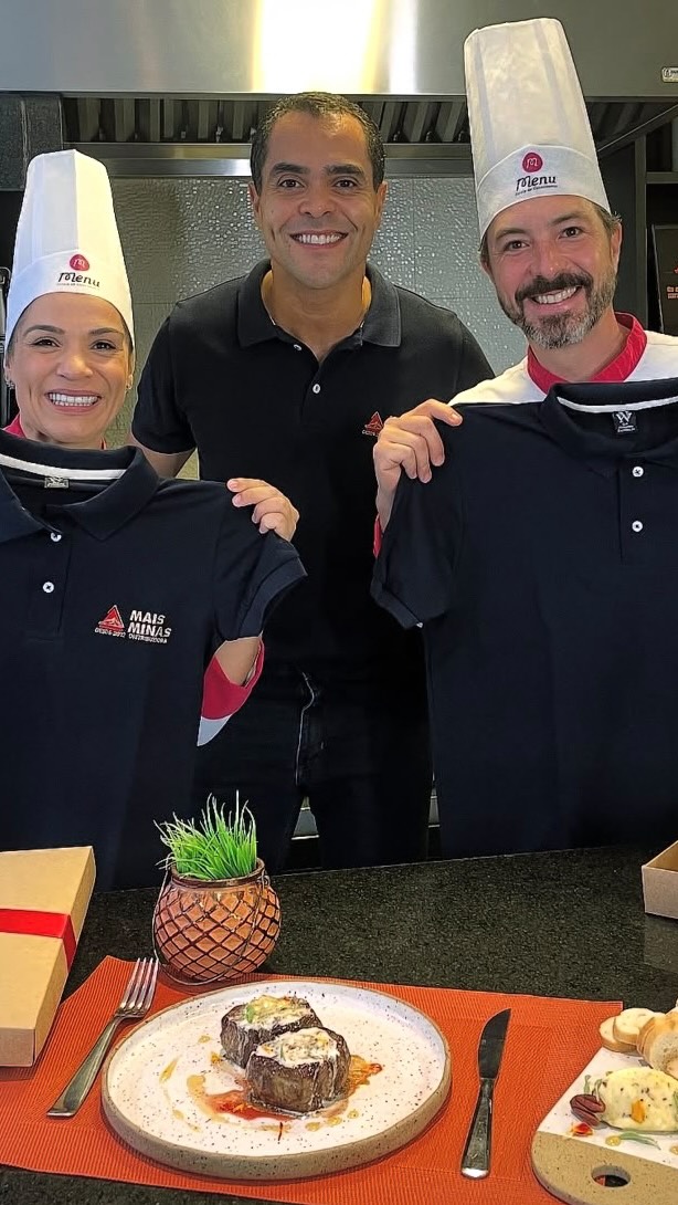 2025 foi um ano de muitas conquistas e grandes passos. Um ano em que parcerias verdadeiras se fortaleceram, novos caminhos foram abertos e estivemos ainda mais presentes na cadeia de bares e restaurantes, especialmente por meio da @abraselnorteparana .
Nossa gratidão à @menuescoladegastronomia em especial à @anapaulalopes.menu e ao @pablolussich por um ano intenso, produtivo e cheio de trocas que fizeram a diferença.
Seguimos juntos, com propósito, confiança e vontade de ir ainda mais longe.
Que 2026 seja ainda melhor com mais parcerias, mais presença e mais histórias para contar. 💙