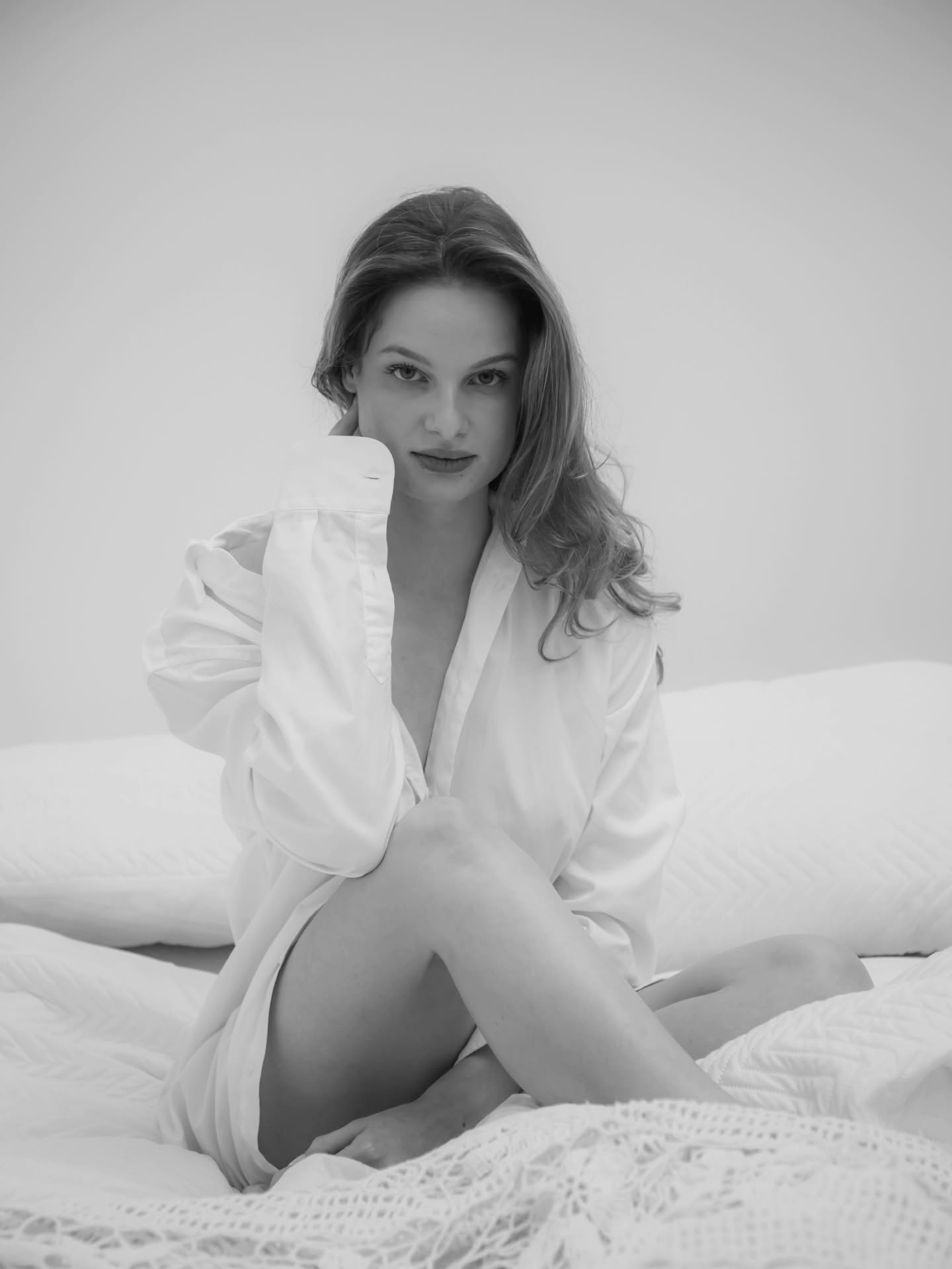 ✨ Nieuw: The Boudoir Experience ✨
Misschien heb je er weleens aan gedacht.
Misschien voelt het spannend.
Maar misschien is dit precies het moment.
The Boudoir Experience is een intieme, stijlvolle fotoshoot voor vrouwen die:
– zichzelf willen vieren
– hard hebben gewerkt aan hun lichaam en zelfvertrouwen
– of hun partner een persoonlijk en uniek Valentijnscadeau willen geven 💌
Geen haast. Geen ongemakkelijke poses.
Maar rust, begeleiding en een ontspannen sfeer in mijn daglichtstudio.
Dit is voor jou als je:
• mooie, krachtige beelden van jezelf wilt
• iets tastbaars wilt van wie je nú bent
• jezelf wilt belonen
• of een cadeau zoekt dat echt persoonlijk is
Wat je krijgt:
– Een uitgebreide boudoir shoot
– 3 verschillende looks
– Persoonlijke begeleiding tijdens de shoot
– 10 professioneel nabewerkte beelden
Investering:
€325 incl. btw
Wil je het helemaal compleet maken?
✨ Met visagie & haar: €450 incl. btw
De visagie & haarstyling wordt verzorgd door een professionele MUAH
(swipe in mijn stories voor het moodboard ✨)
📍 Velsen-Noord / IJmond / Noord-Holland
📩 Boeken of vragen? Stuur me een DM
Dit is geen shoot voor “later”.
Dit is er één voor nu.