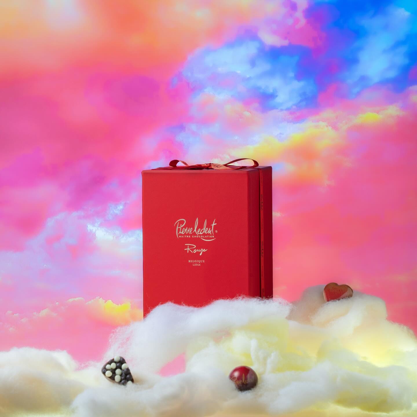 .
上品で艶やかなボックス✨
Château Rouge
シャトー ルージュ
ボンボンショコラ15個+タブレット6枚+ロシェ24g
真紅に染まった、美しさが際立つシャトーボックス。
新作ストロベリーショコラに、ナッツやキャラメルの豊かな味わいを添えて。
ルージュと過ごす、特別なひとときを❤️
ー
#ピエールルドン #チョコレート #ショコラ #デザート #スイーツ #バレンタイン #プレゼントキャンペーン #キャンペーン
#チョコ #限定 #プレゼント #パティシエ #ショコラティエ #カカオ #chocolate #dessert #sweet #sweets #valentine