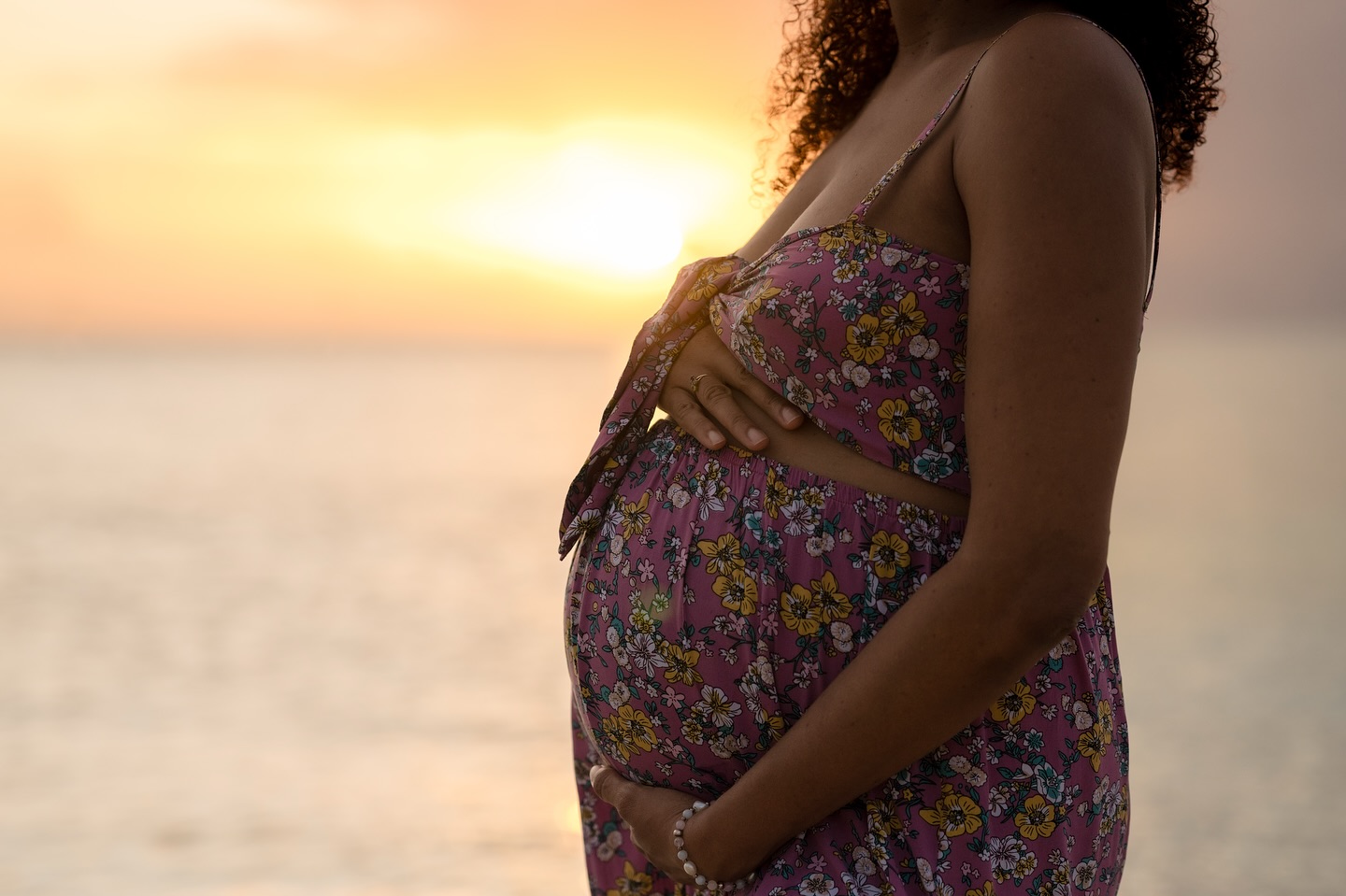 Après les fleurs choisies,
il y a eu le silence.
La mer.
La lumière de fin de journée.
Ce concours photo, imaginé autour d’Octobre Rose, avec @nolwenn_naturelle s’est terminé les pieds dans l’eau, face au soleil qui descend, avec un ventre arrondi tenu entre deux mains.
Photographier ces instants,
C’est garder une trace, simple et sincère.
🤍
#photographie #martinique #plage #sunset #photodegrossesse #fleurs