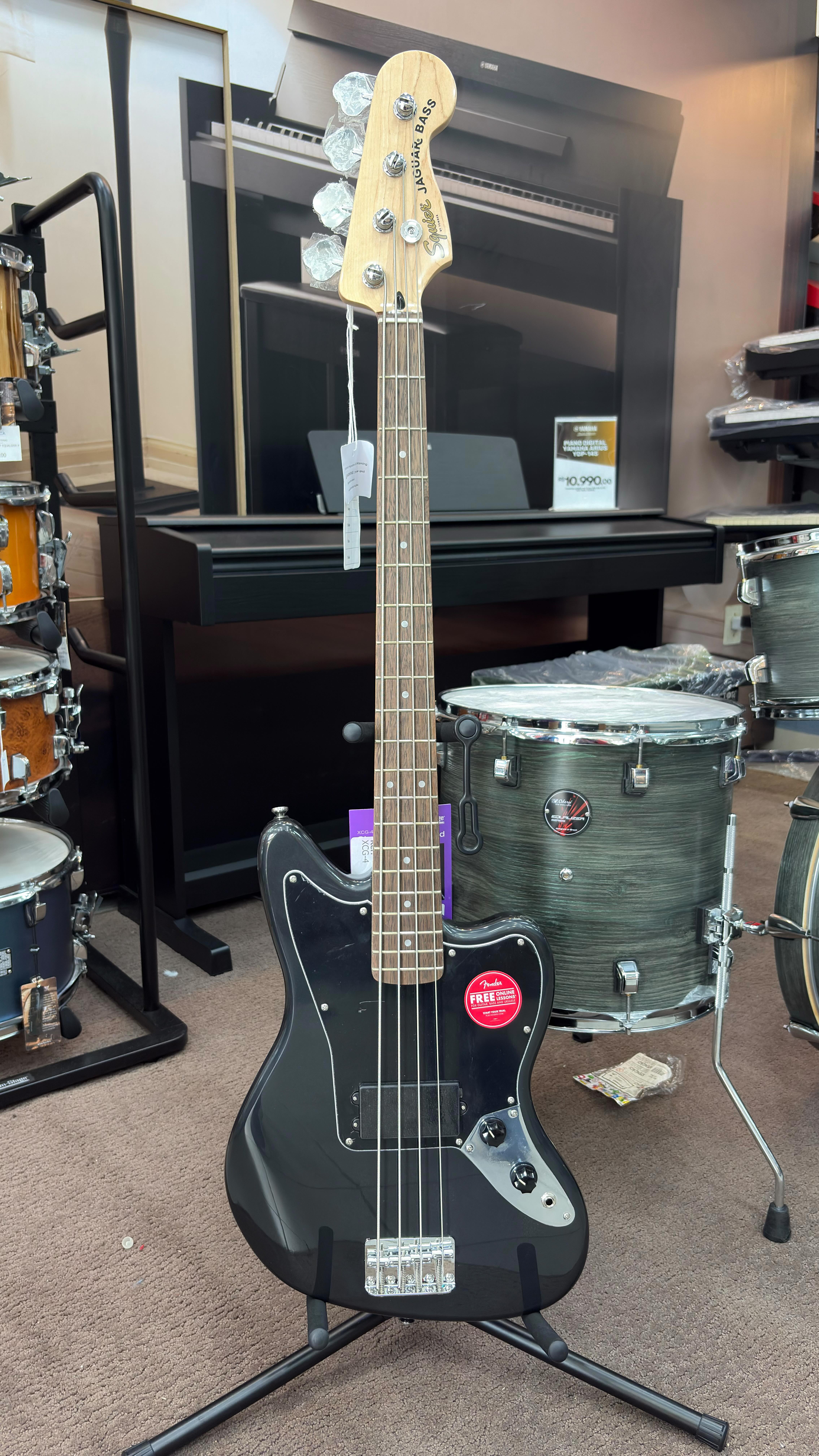 🎸 Affinity Series Jaguar Bass H 4 Cordas Charcoal Frost Metallic ✨
Visual icônico Jaguar com som grave potente e definido!
✔️ Captador Humbucker de alto ganho
✔️ Escala curta (Short Scale) para mais conforto
✔️ Corpo leve e ergonômico
✔️ Braço em maple com tocabilidade macia
Perfeito para quem busca versatilidade, conforto e estilo em qualquer palco ou estúdio.
Peça única e disponível na melhor de Manaus! Veeeem 🔥