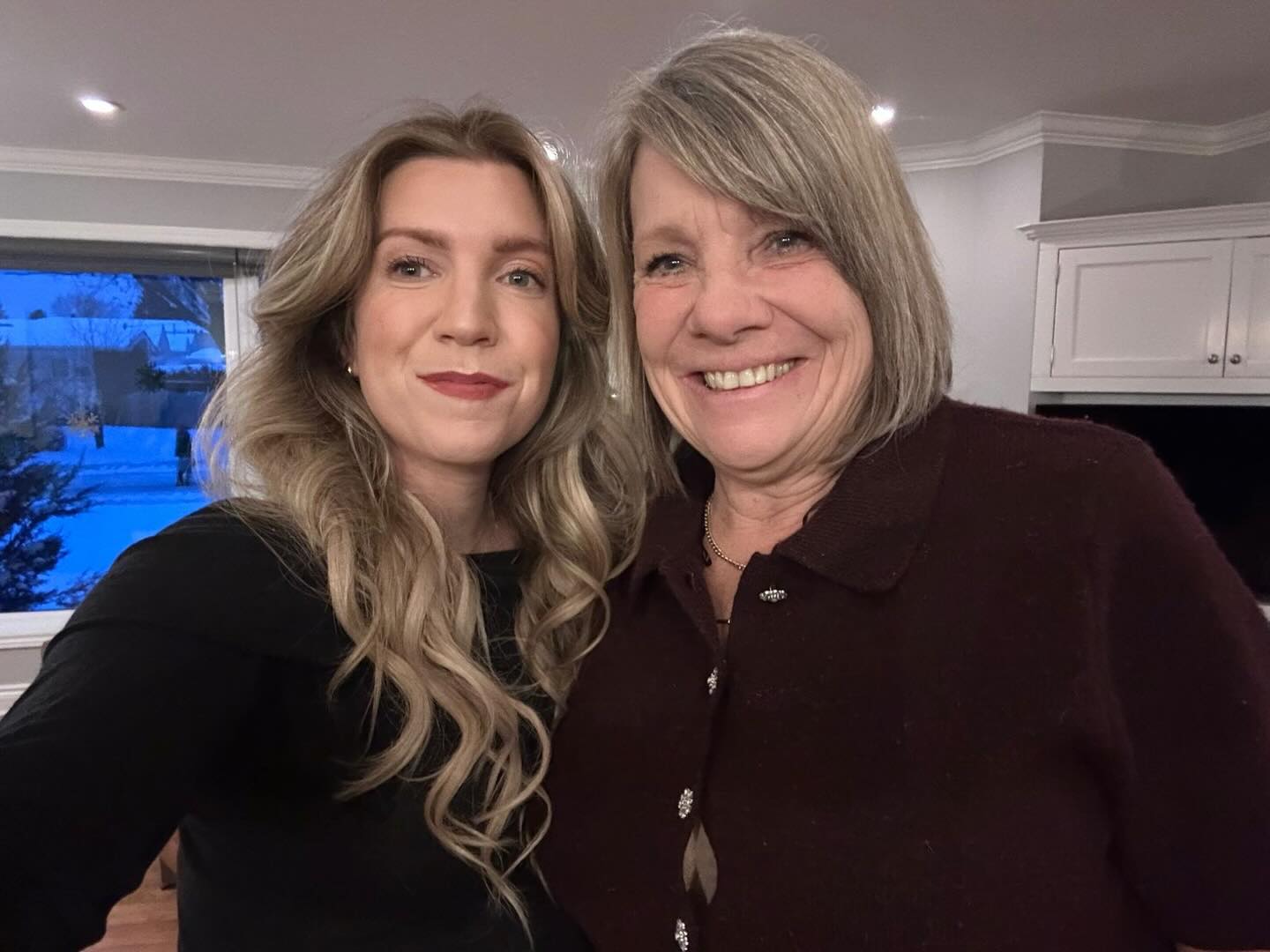 One of my favorite mother-daughter duos rocking fresh color cuts for the holidays 💕