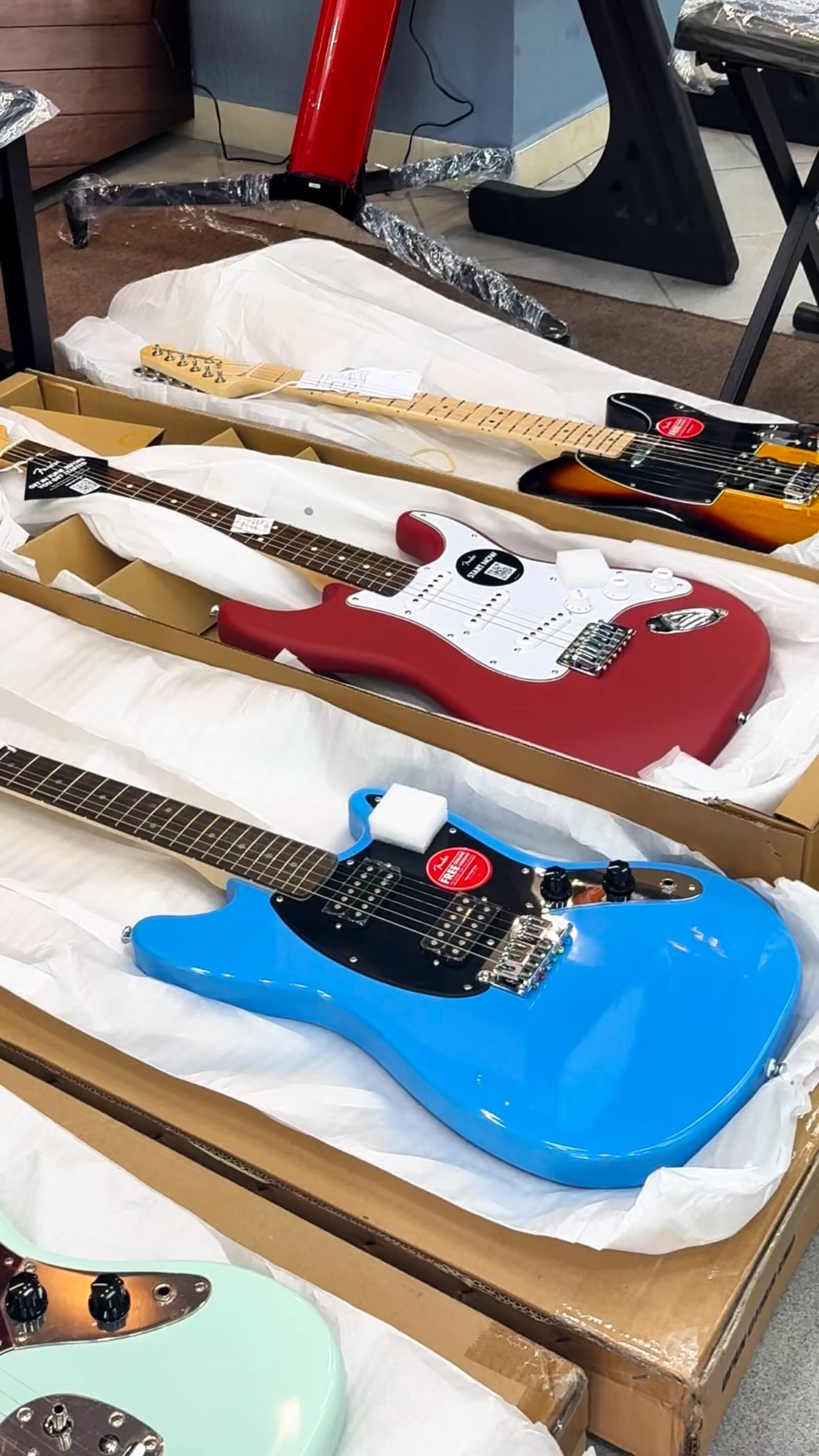 🎸 Reposição chegou! 🔥🔥
As novas Fender Squier já estão desfilando por aqui… e nos próximos dias vamos trazer as novas Fender Mexicanas para vocês conferirem!
Na Carioca, trabalhamos com Fender há muitos anos, por isso você sempre encontra guitarras, violões e contrabaixos com novas cores, novos modelos e as séries mais atuais — tudo pronto pra você comparar, testar e escolher com confiança.
✨ Quer Fender de verdade em Manaus? O lugar certo é aqui na Carioca.
Vem garantir a sua! 🎸✨