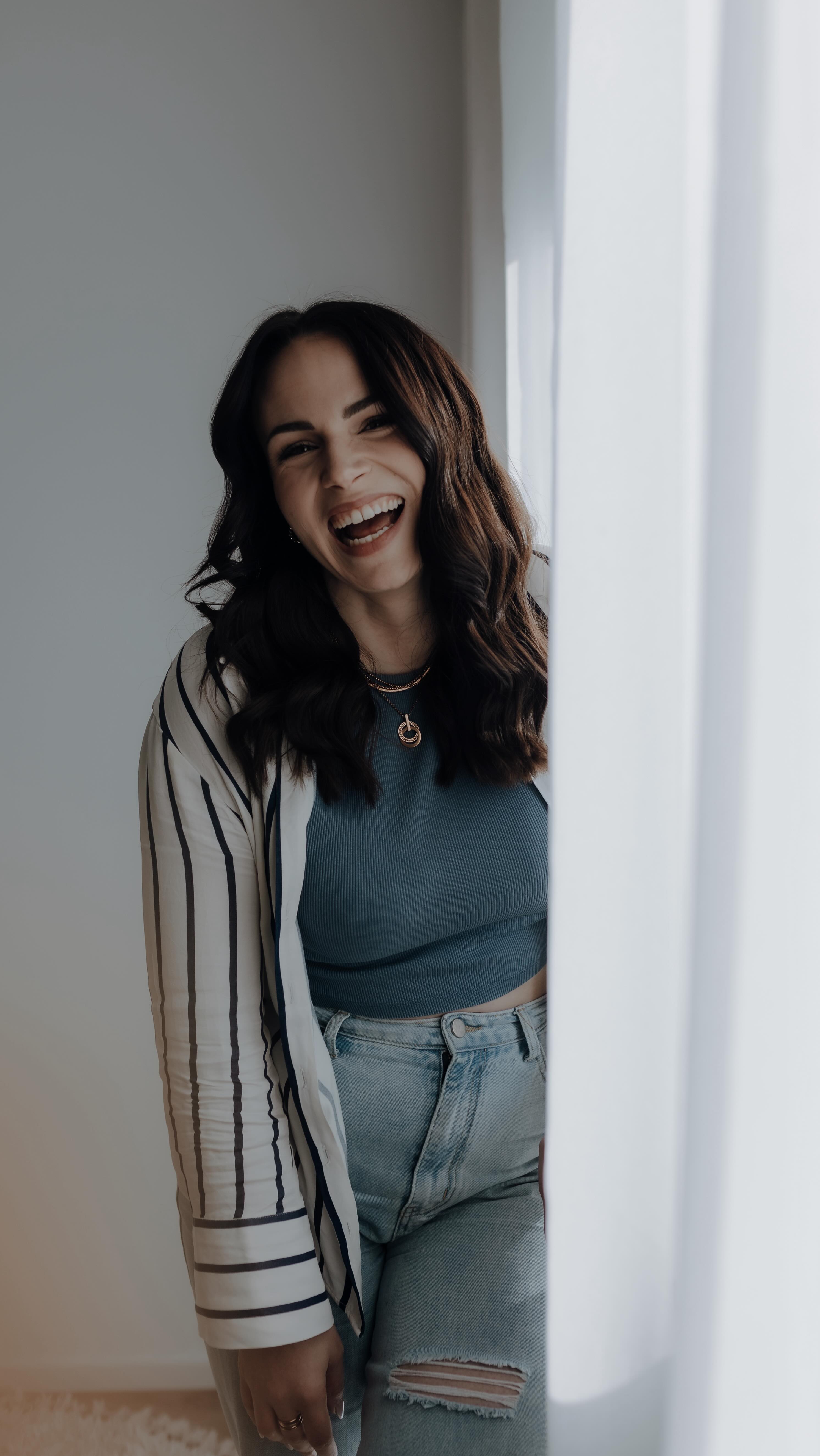 2025 ist fast vorbei 👋
Beruflich durfte ich dieses Jahr so viel erleben.
Es war mein bisher erfolgreichstes Jahr – sogar erfolgreicher als 2024.
Und das nicht nur wegen Zahlen oder Erfolgen, sondern vor allem wegen der Menschen.
So viele wertschätzende, liebevolle Kund:innen, die mir ihr Vertrauen geschenkt haben.
Die meine Arbeit gesehen haben. Mich gesehen haben.
Dafür bin ich unendlich dankbar!
Privat war dieses Jahr weiterhin herausfordernd.
Alles unter einen Hut zu bekommen – Kinder, Selbstständigkeit, Ehe, Haushalt, Verantwortung –
und mich selbst dabei nicht zu verlieren, ist oft verdammt schwer.
Es gab Tage, an denen ich müde war.
Momente, in denen ich mich selbst hinten angestellt habe.
Und trotzdem sehe ich: Es ist besser geworden als 2024.
Nicht perfekt. Nicht leicht. Aber bewusster.
Ich habe gelernt, ehrlicher zu mir selbst zu sein, mir Pausen zu erlauben und nicht immer stark sein zu müssen.
Ich bin guter Dinge, dass ich meine Balance finden werde – auch wenn der Weg dorthin noch ein Stück ist.
Dieses Jahr war voller echter Momente mit unseren Kindern.
Wir haben so viel gelacht.
So viele kleine Abenteuer erlebt.
Und ja – es wurde auch geweint.
Aus Überforderung, aus Müdigkeit, manchmal einfach, weil mir alles zu viel war.
Aber genau das ist Leben. Echt. Ungefiltert.
Zwischen all dem Alltag gab es auch so viele Highlights:
Mein erstes Festival.
Date Nights mit meinem Mann. Schöne Urlaube und Abende mit Freunden!
Augenblicke, die mir gezeigt haben, wie wichtig es ist, sich nicht zu verlieren – als Paar, als Freunde und als sich selbst 🩷
2025 war intensiv.
Voller Liebe. Voller Stress. Voller Wachstum.
Es hat mich gefordert, manchmal an meine Grenzen gebracht – und mir gleichzeitig gezeigt, wie viel ich tragen kann.
Ich gehe aus diesem Jahr mit einem vollen Herzen.
Dankbar für meine Familie.
Dankbar für meine Arbeit.
Dankbar für jede Erfahrung – die schönen und die schweren.
Und mit der leisen, aber festen Hoffnung, dass ich lerne, mir selbst auch mehr Raum & Pausen zu schaffen!
#2025 #merastudio fotografie recap dankbar
Recap Fotografin Dankbar