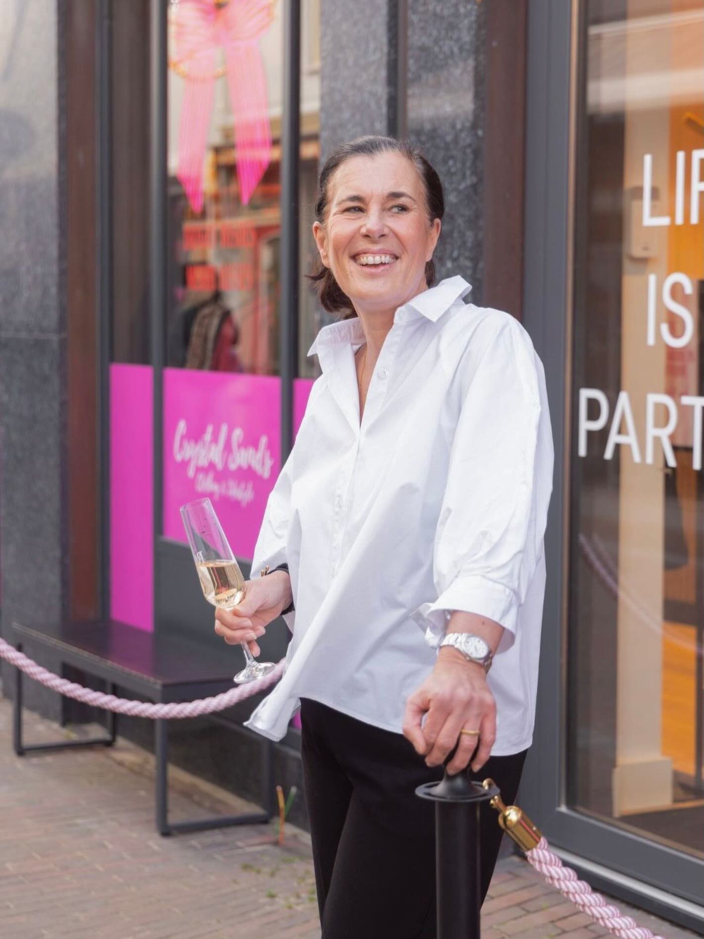 Reflection time 💝
Het liefst sta ik niet zelf op onze socials. Maar 1 x per jaar. A la. Lets do this!
What to say. Het was weer een crazy jaar vol met hoogtepunten. Onze trip naar Parijs, de opening van winkel nummer 4 in Middelharnis. Superspannend omdat Middelharnis altijd een stille wens was van mij, maar ook risicovoller omdat Middelharnis Centrum niet in de lift zit. Maar jemineetje, wat hebben we al bereikt sinds mei. Het overtreft al mijn verwachtingen. We zijn geland in Middelharnis en hoe. Supertrots op hoe we het doen! 🫶
Onze andere winkels in Ouddorp, Baarle-Nassau en Renesse scoren hoog en steeds hoger. Ik zeg wel eens dat we een soort van community worden met veel fans en zoveel trouwe bezoekers. 🥰
Dankzij de inzet van het hele team zijn we populair. Dankzij ons team - met stuk voor stuk fantastisch lieve karakers en zoveel liefde voor onze winkels - zijn we wie we nu zijn. 🩷
We gaan er een mooi jaar van maken, plannen genoeg. Mijn brein staat nooit stil.
Rest mij iedereen vanuit de grond van mijn hart te bedanken voor het afgelopen jaar. Wij hebben zin in 2026 ! Met jullie en voor jullie. Happy New Year! ✨🥂♥️
Liefs
Jet
#newyear #whatayear #reflectiontime