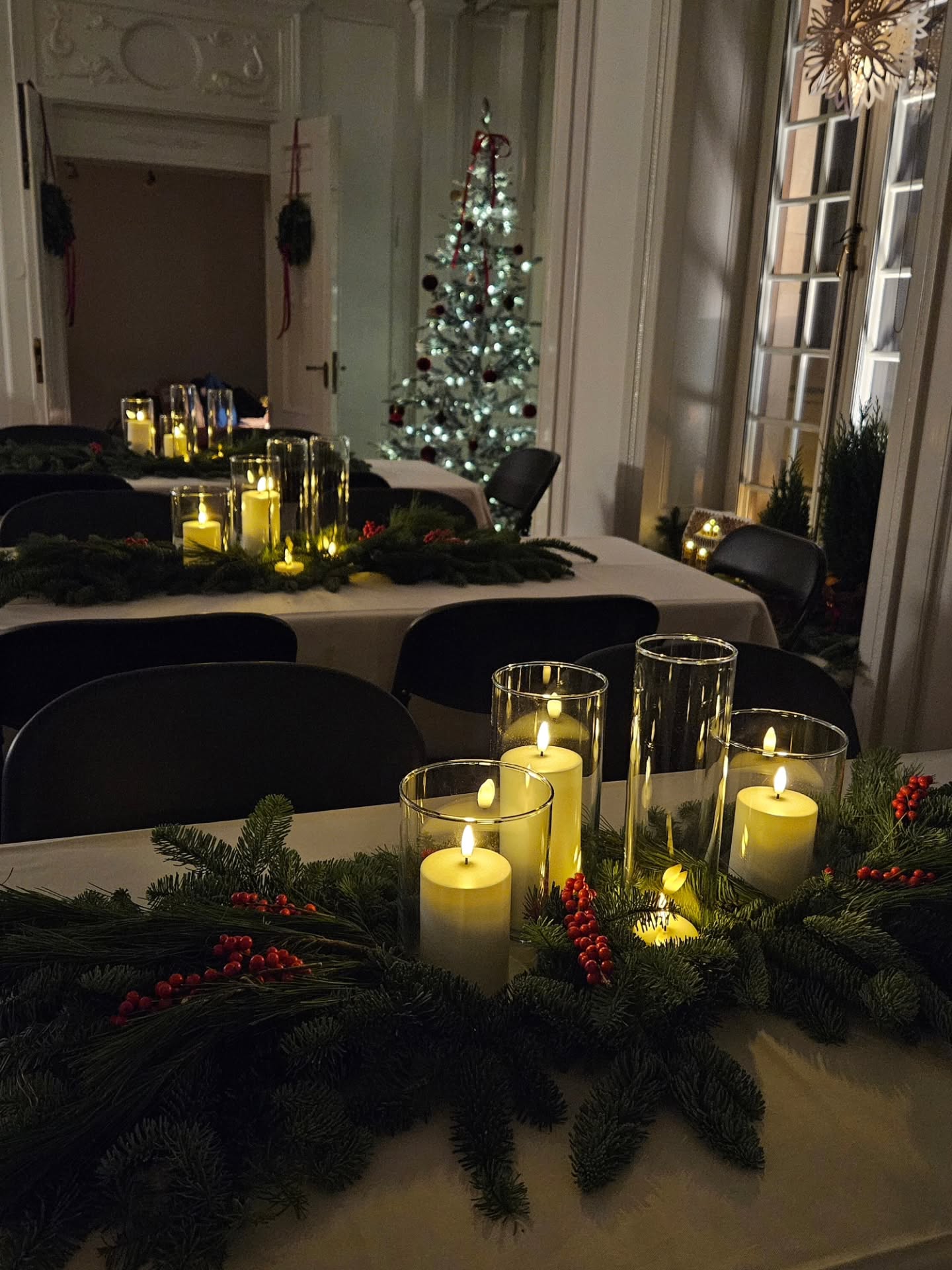 Julfestsäsongen avrundades med en företagsfest där tre olika rum dekorerades i tre unika uttryck. ✨
Tillsammans med Ellen på @concept.stories skapade vi dekoren i alla tre rummen. Ett väldigt roligt och kreativt uppdrag att samarbeta kring. ✨️
Middagssalen skulle kännas hemtrevlig och ombonad, med en tydlig julkänsla.
Dansrummet gick också i julens tecken, men med mer fokus på ljus och lekfullhet.
Det tredje rummet skapades som en kontrast till julen och fick istället symbolisera företagets rebranding.
Här tog färg och form plats, taket fylldes med solrosor och rummet stylades med generösa sittplatser för att skapa en plats att landa och umgås i. 🥂✨️