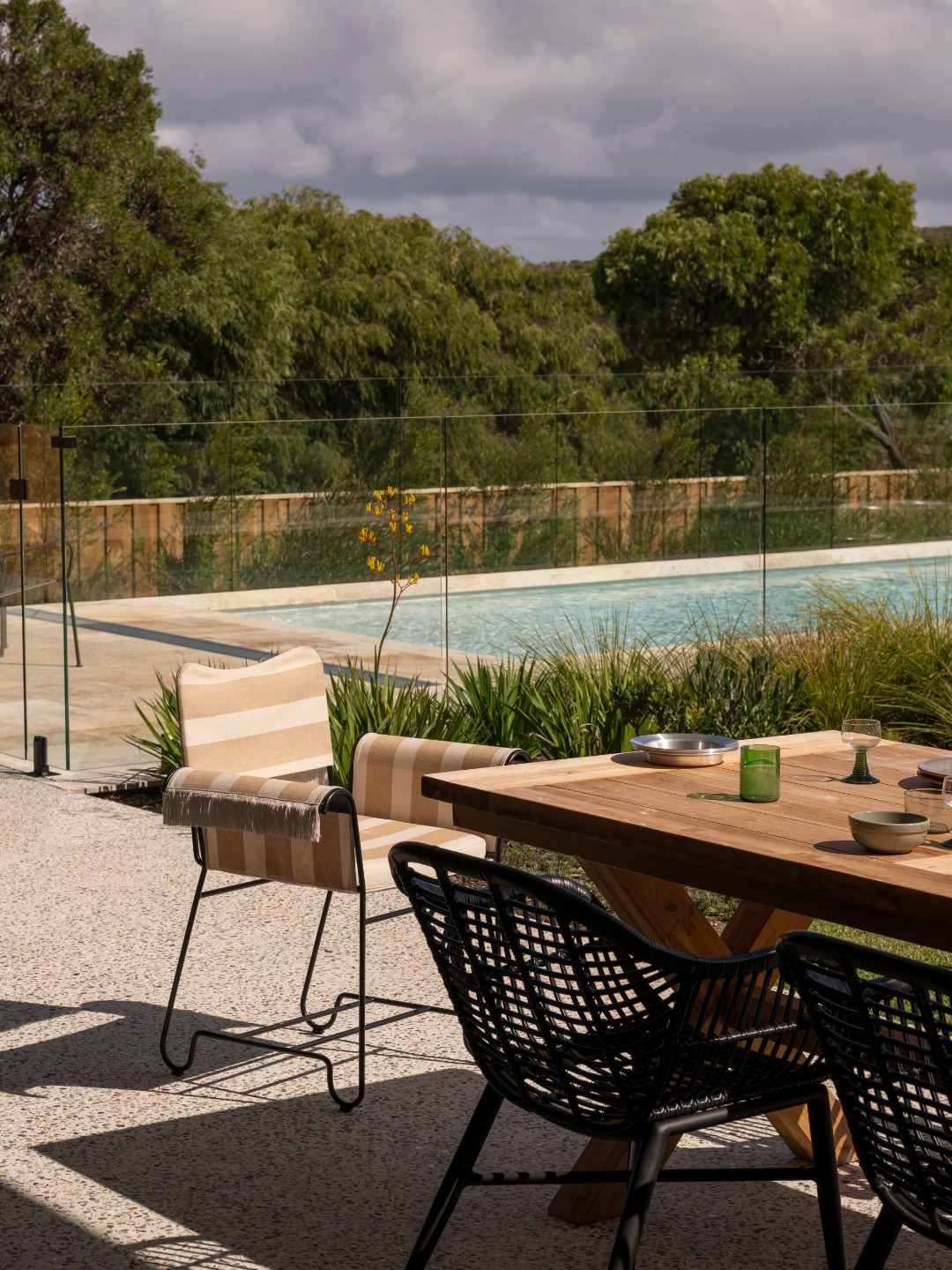 Resort-style living, every single day.
Pool House Project
Styling | @jessicaalice_design
Photography | @dionrobeson
———
Contact us
M: 0438 209 088
E: Jarrod.hphomes@gmail.com
#honeypothomes #margaretriverbuilder #southwest #southwestbuilder #backyardgoals #homeinspo #dreamhomeaustralia #poolhouse #backyardpool #pool