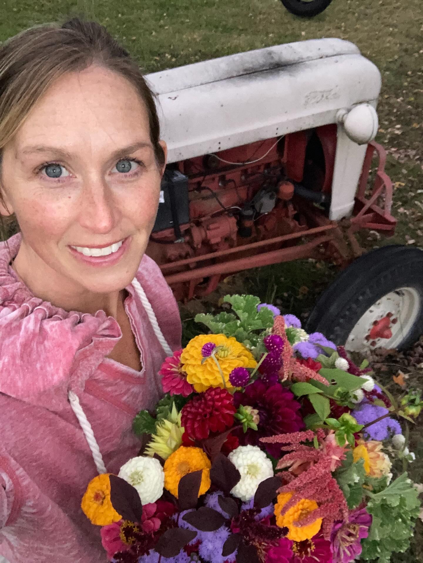 I think one of the funnest parts of working on a flower farm is having so many flowers to just âplayâ with (Elsie likes them too). I get it, itâs a luxury! When making a bouquet, I know we *should* count stems and stick to a flower ârecipeâ, but when you have rows of flowers surrounding you, the attitude becomes âjust add one more!â Flowers bring joy, and thatâs exactly what we aim to do #flowerstagram #flowers #dreamjob #happiness #joy
