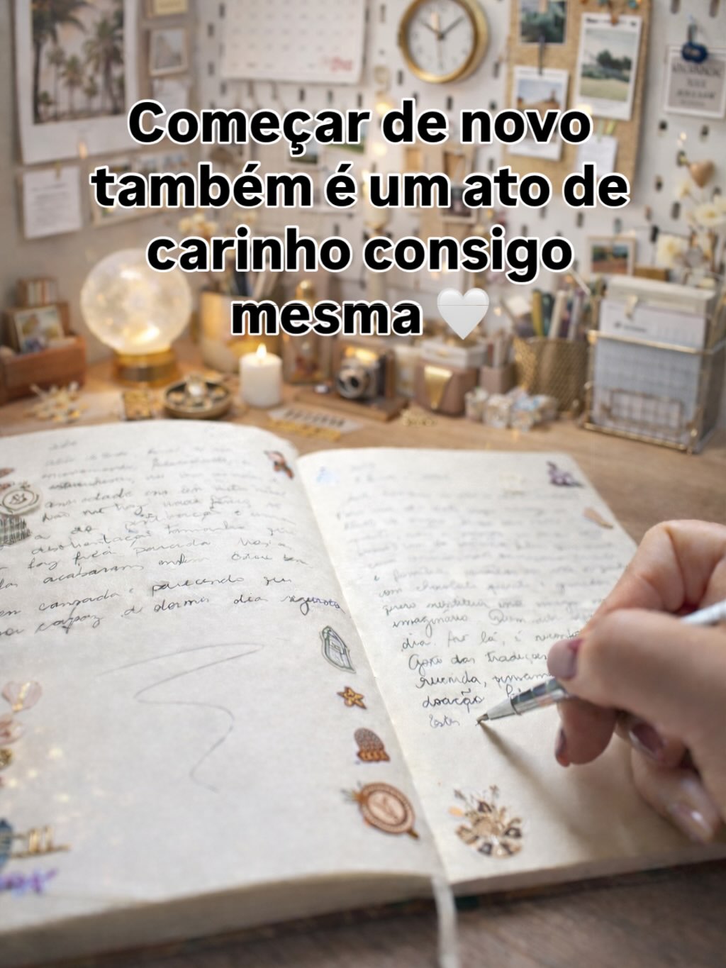 Este ano foi pesado.
Teve dias em que criar parecia impossível, em que a gente só tentou sobreviver ao cansaço, às frustrações e às pausas forçadas.
Mas chegar até aqui já diz muito sobre eu e sobre vocês.
Começar de novo, agora, não é apagar o que doeu — é acolher tudo o que foi vivido com mais gentileza.
Meu espaço criativo hoje não é sobre perfeição.
É sobre silêncio bom, luz suave, papéis espalhados e a liberdade de criar no meu tempo.
Sem pressa. Sem cobrança.
Que o final desse ano leve embora o peso que não precisa mais ficar.
✨E que o novo começo seja leve, imperfeito e verdadeiro 🤍
#novosciclos #recomeçar #criarcomcalma #criatividadefeminina
#artjournalbrasil
