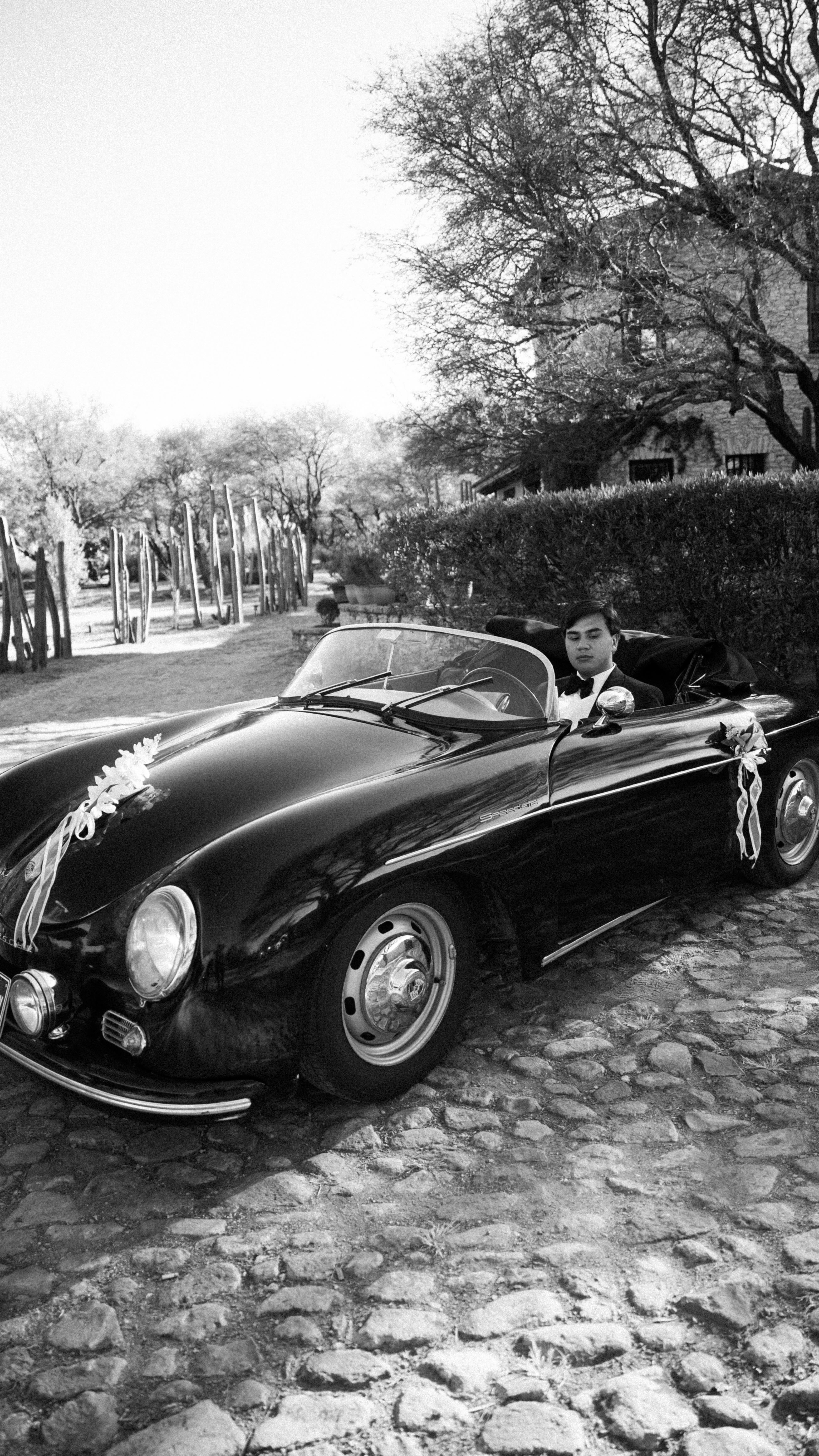 Siempre la atención se va al vestido, al maquillaje, a la novia…
y es normal.
Pero el novio también tiene un momento que merece quedarse para siempre.
Sus nervios antes de la ceremonia.
Su forma de pararse.
La manera en la que respira profundo antes de decir “sí”.
En una boda, los dos protagonistas merecen retratos increíbles.
Y mi trabajo es contar la historia completa, sin dejar a nadie fuera.
#FotografoDeBodas
#FotografiaDeBodas
#BodasMexico
#WeddingPhotographer
#BodasConEstilo